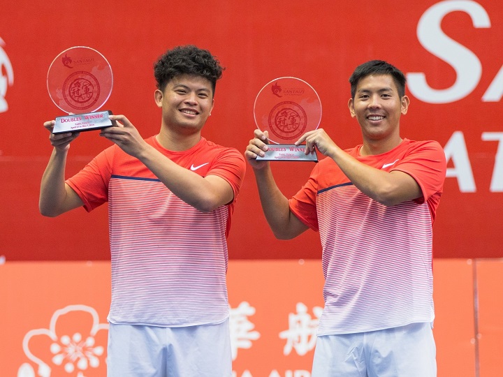 (圖)The 2024 Santaizi Challenger was held at the Taipei Tennis Center from May 12 to 18. The 2016 Santaizi Challenger men’s doubles champions, the “Peng-Pei combi”, Billy Yang (Yang Tsung-hua) (right) and Akon Hsieh (Hsieh Cheng-peng) (left), joined forces again and appeared as wild cards in the men’s doubles competition. (Provided by the Chinese Taipei Tennis Association)