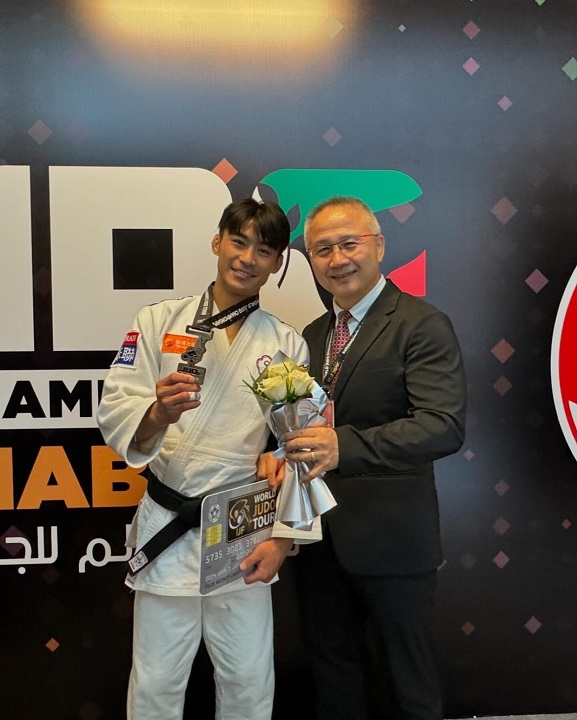 (圖)Judoka Yang Yung-wei (left) won the silver medal at the 2024 World Judo Championships. Coach Liu Wen-teng (right) shared the joy. (Provided by the Chinese Taipei Judo Federation)