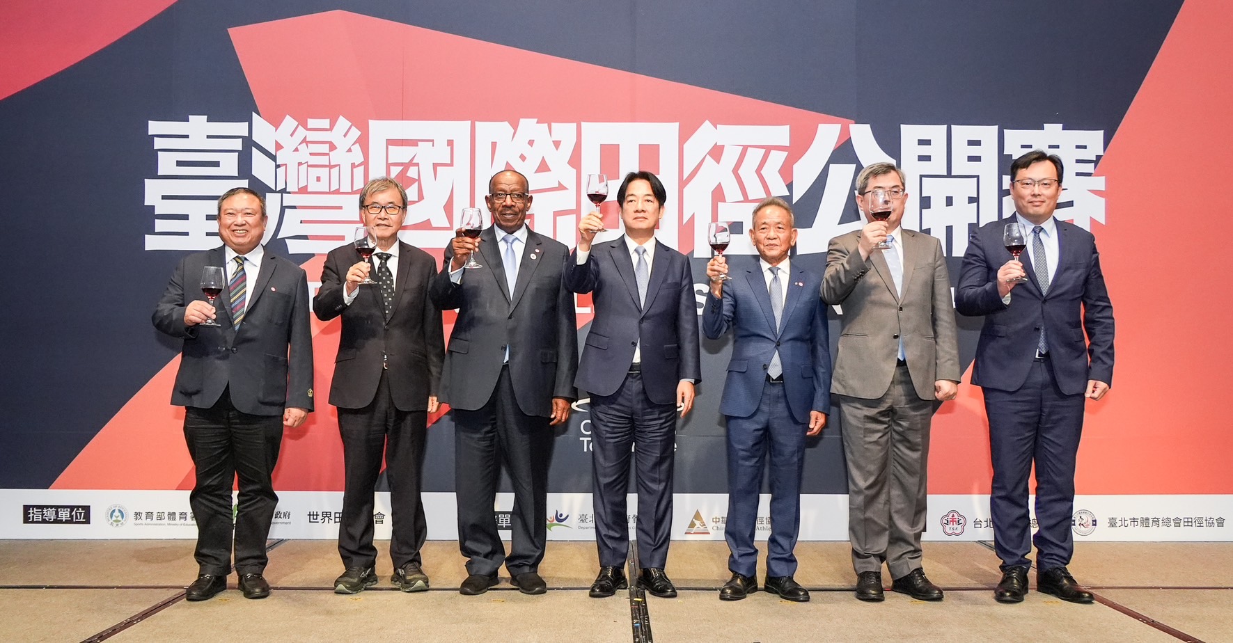 (圖)Chinese Taipei Olympic Committee President Lin Hong-dow, Minister of Education Cheng Ying-yao, Asian Athletics Association President Dahlan Jumaan Al-Hamad, President William Lai, Chinese Taipei Athletics Association President Yeh Chen-yen, Secretary-General Lee Tai-hsin of Taipei City Government and SA Director-General Cheng Shih-chung (from left to right) jointly attended the opening ceremony of the 