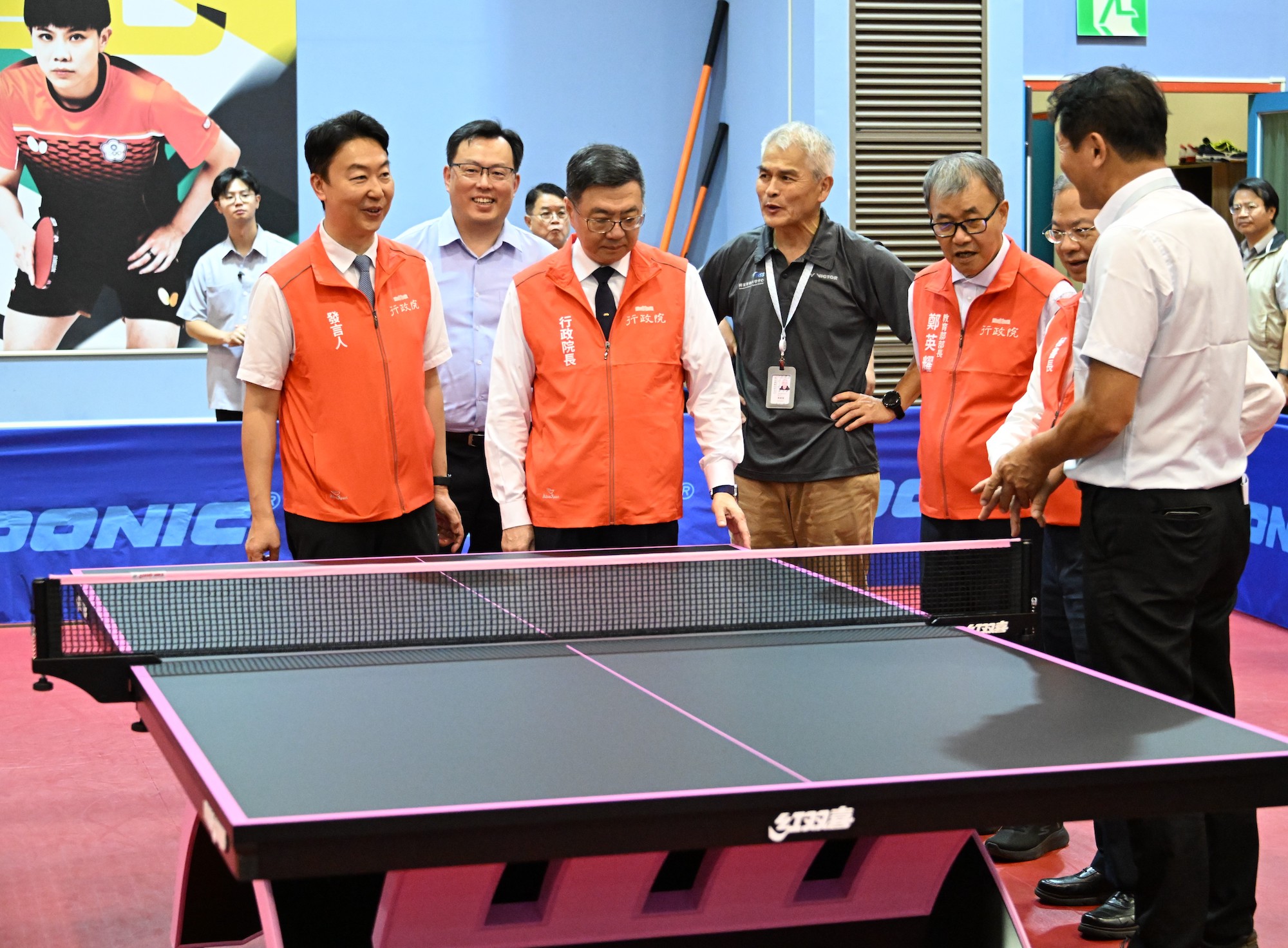 (圖)Premier Cho Jung-tai, (3rd from left), Secretary-General Kung Ming-hsin (2nd from right), Minister of Education Cheng Ying-yao (3rd from right), SA Director-General Cheng Shih-chung (2nd from left) and others visited the training venues at the National Sports Training Center.
