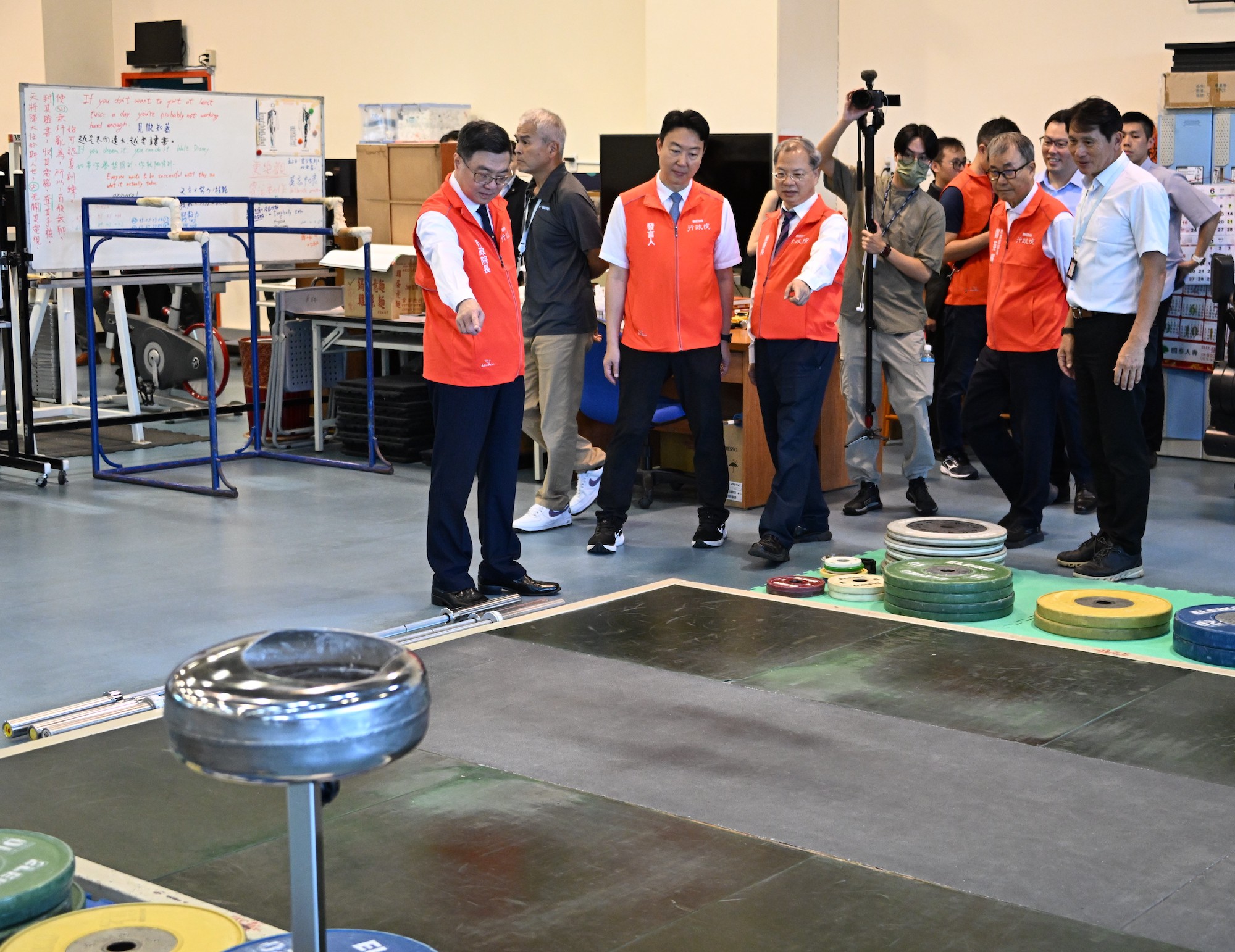 (圖)Premier Cho Jung-tai, (left), Secretary-General Kung Ming-hsin (4th from left), Minister of Education Cheng Ying-yao (3rd from right) and others visited the training venues at the National Sports Training Center.