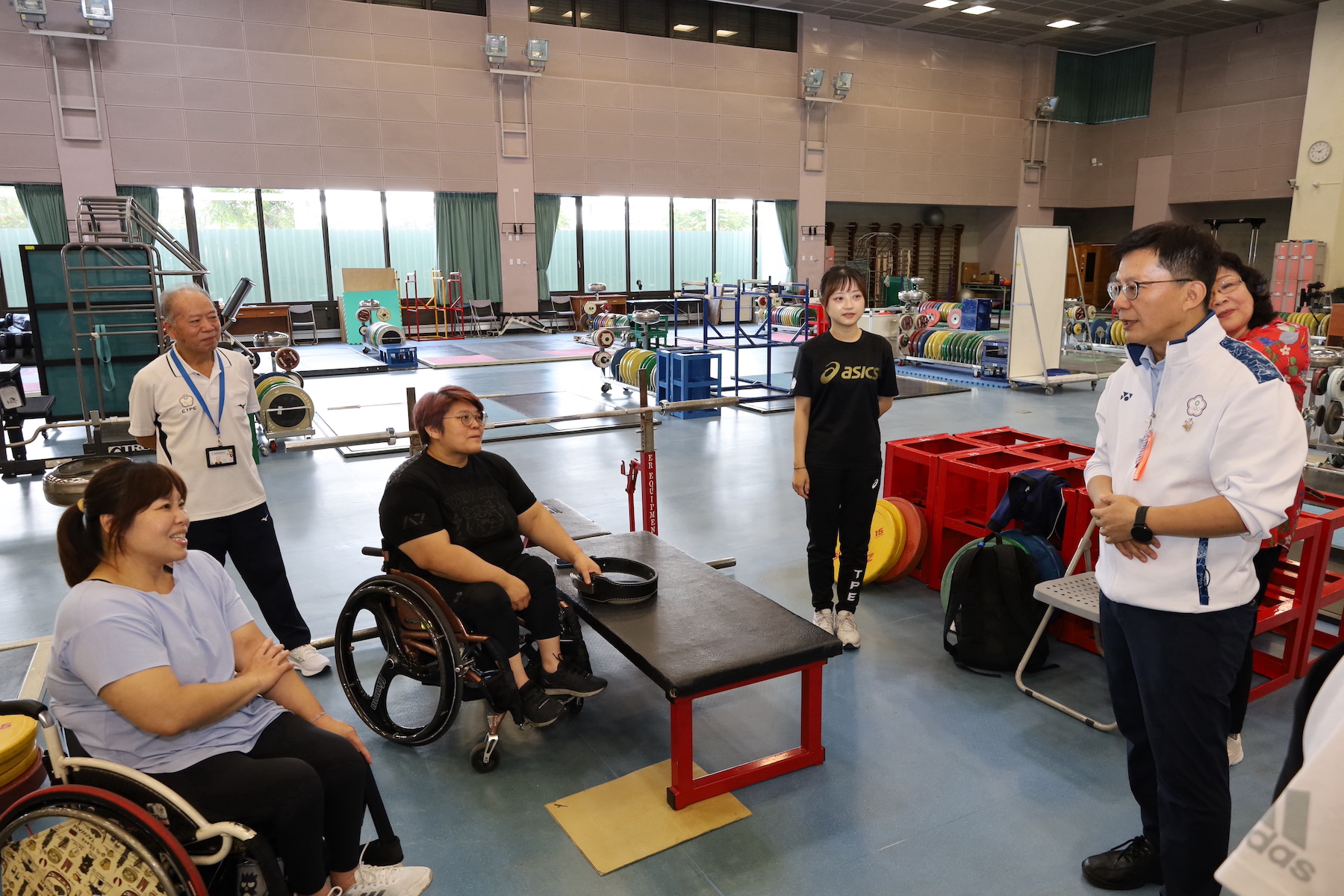 (圖)Powerlifters Lin Tzu-hui (3rd from left) and Lin Ya-hsuan (left) said that their training status and mood have improved since entering the National Training Center (NSTC).
