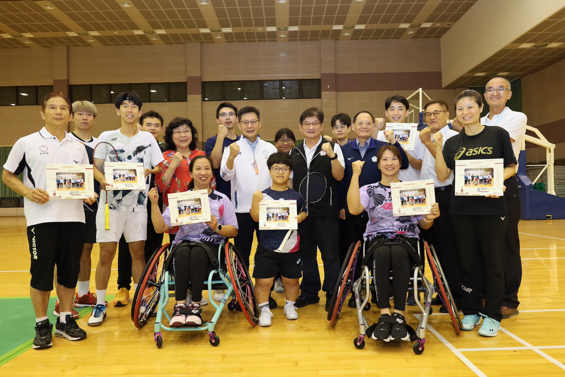 (圖)Deputy Minister of Education Zhang-Liao Wanjian went to the National Training Center (NSTC) to pay attention to the preparations of the Paralympics athletes. A total of 13 athletes from 7 sports categories have qualified. Fang Jen-yu (front row, 2nd from left), Hu Guang-chiou (front row, 3rd from left), Cai Yi-lin (front row, 2nd from right) 2) and Yang I-chen (front row, right).