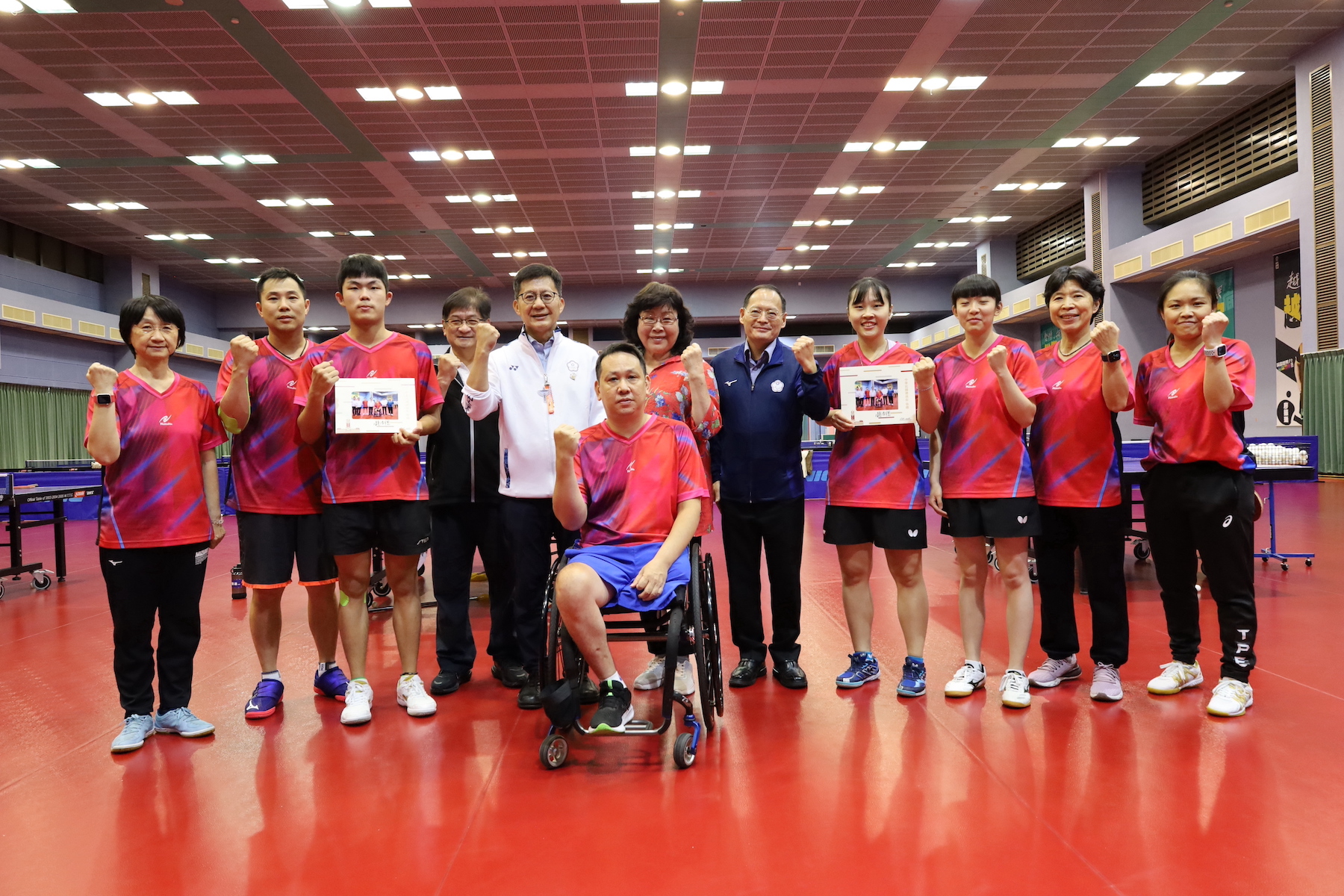 (圖)Deputy Minister of Education Zhang-Liao Wanjian went to the National Training Center (NSTC) to pay attention to the preparations of the Paralympics athletes. A total of 13 athletes from 7 sports categories have qualified. Fang Jen-yu (front row, 2nd from left), Hu Guang-chiou (front row, 3rd from left), Cai Yi-lin (front row, 2nd from right) 2) and Yang I-chen (front row, right).