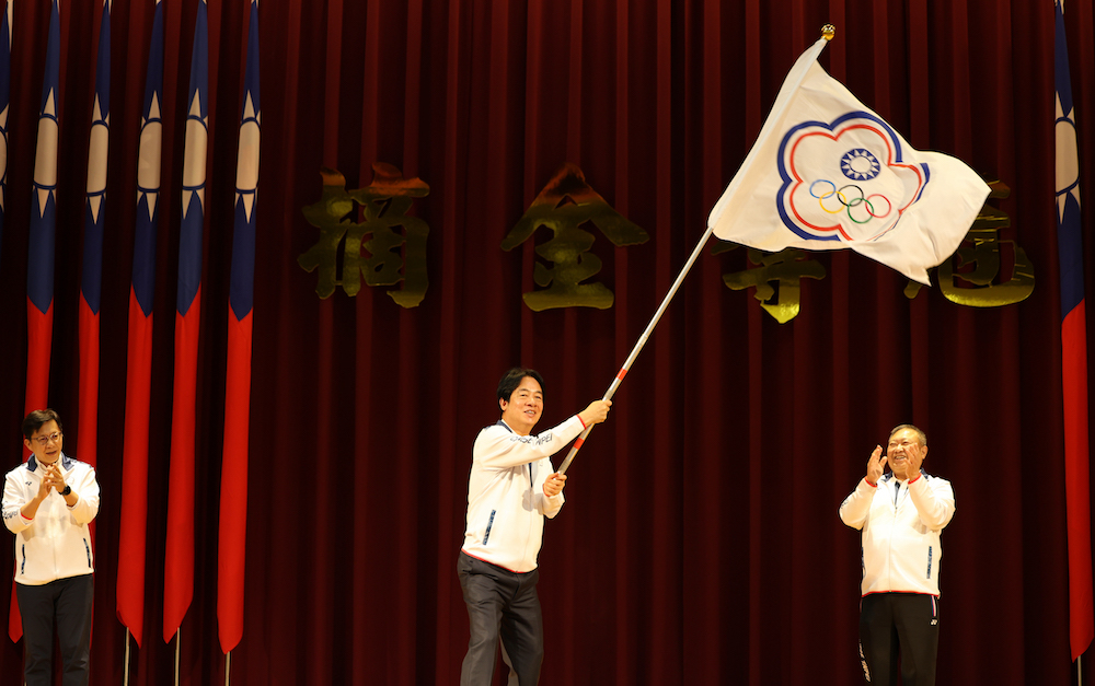 (圖)When President Lai Ching-te (middle) presented the flag to Taiwan's delegation to the 33rd Paris Olympic Games, he said that he and the Taiwanese people are very much looking forward to seeing the athletes show the results of long-term arduous training.