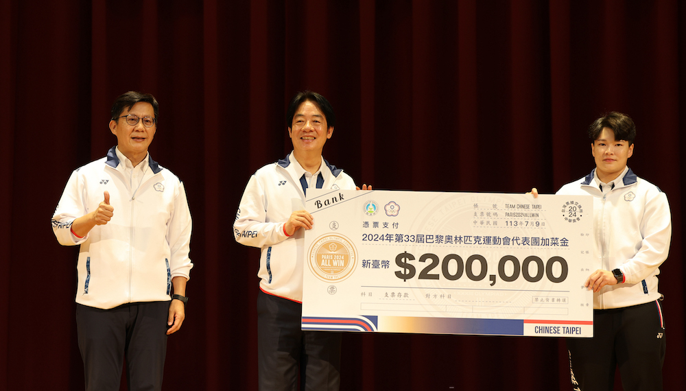 (圖)Weightlifter Chen Min-hui (right) receives the NT$200,000 extra bonus from President Lai Ching-te (middle) on behalf of the Taiwan Olympics delegation (Left is Deputy Minister for Education Zhang- Liao Wanjian).