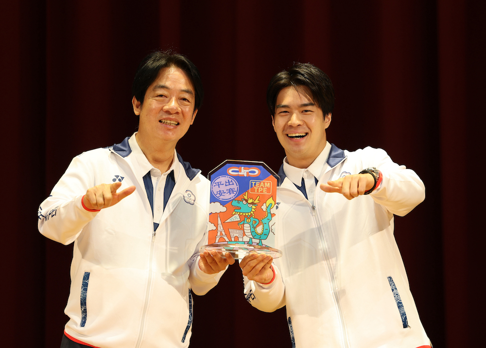 (圖)President Lai Ching-te (left) presented the Olympic Good Luck Charm, which was accepted by breakdancer Sun Chen, and they took a joyful photo together.