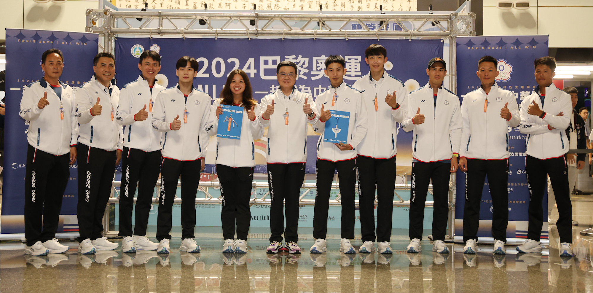 (圖)Premier Cho Jung-tai (middle) went to Taoyuan International Airport to see off the Paris Olympic delegation and took photos with the delegation’s athletes and coaches.