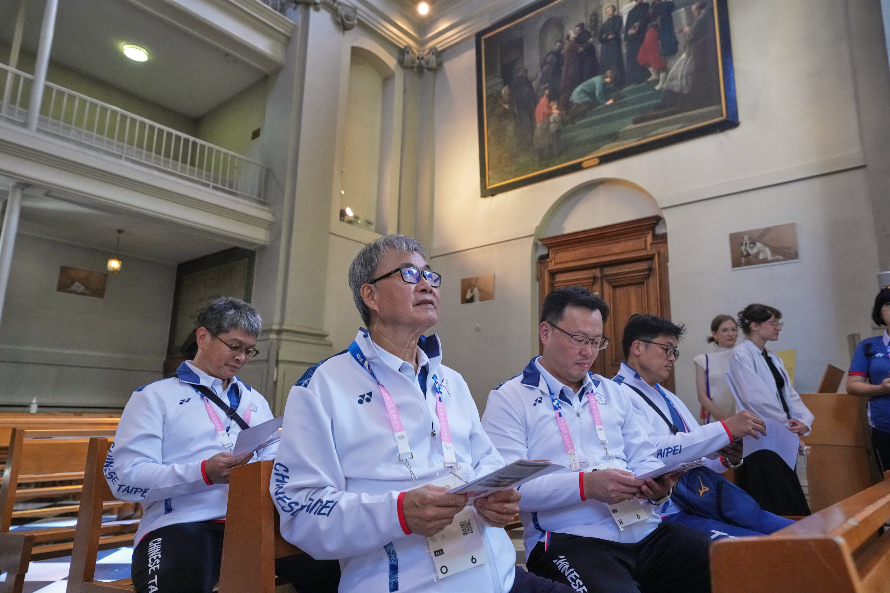 (圖)The Paris Olympics is about to start. Minister of Education Cheng Ying-yao (2nd from left) led staff to the Missions étrangères de Paris (Society of Foreign Missions of Paris) to pray for the delegation (3rd from left is SA Director-General Cheng Shih-chung, 1st from left is Deputy Director-General of the SA Fang Jui-wen).