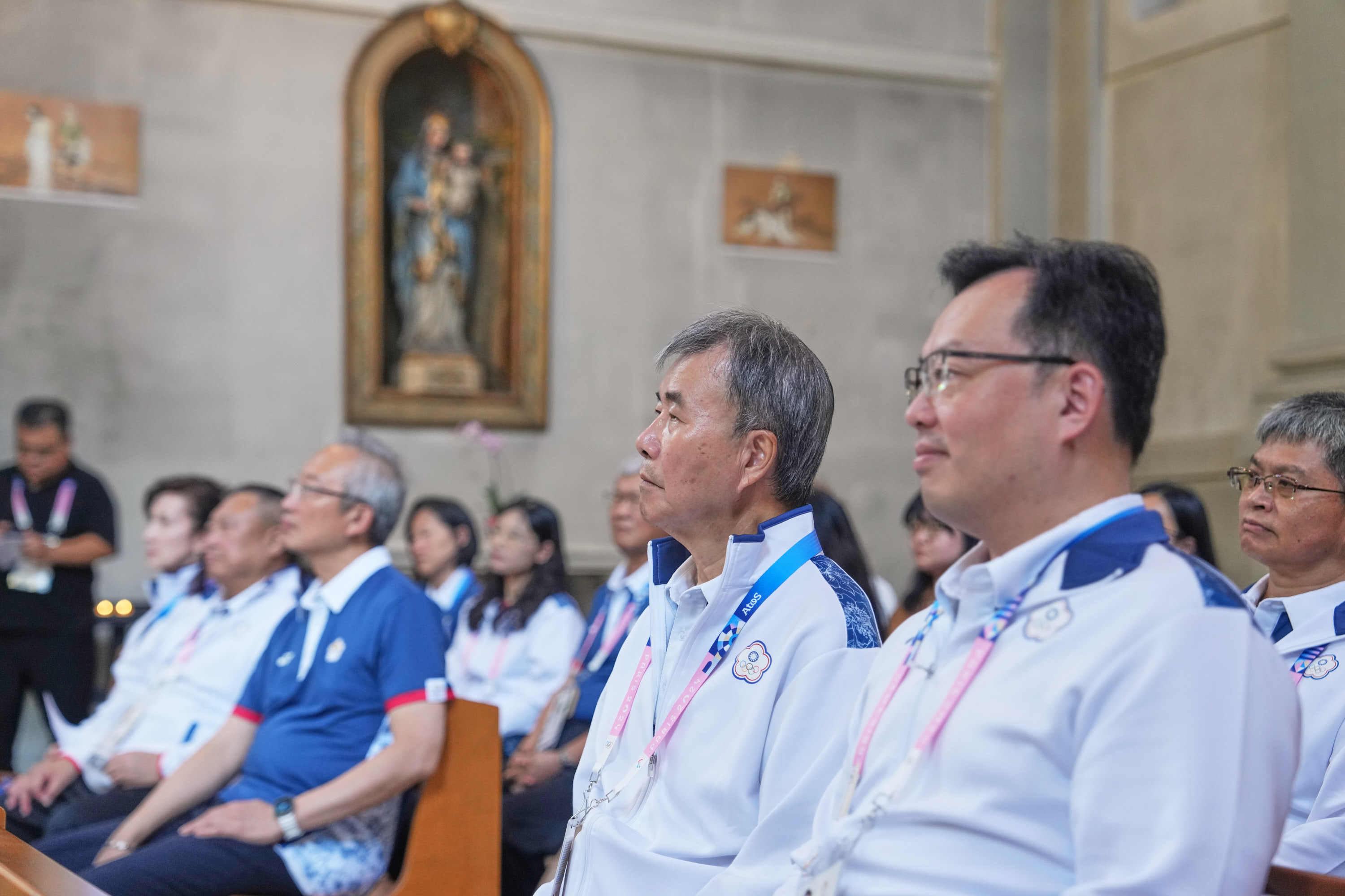 (圖)Minister of Education Cheng Ying-yao (2nd from right) visited the Missions étrangères de Paris to pray and deepen mutual friendship (on right is Director-General of the SA Cheng Shih-chung).