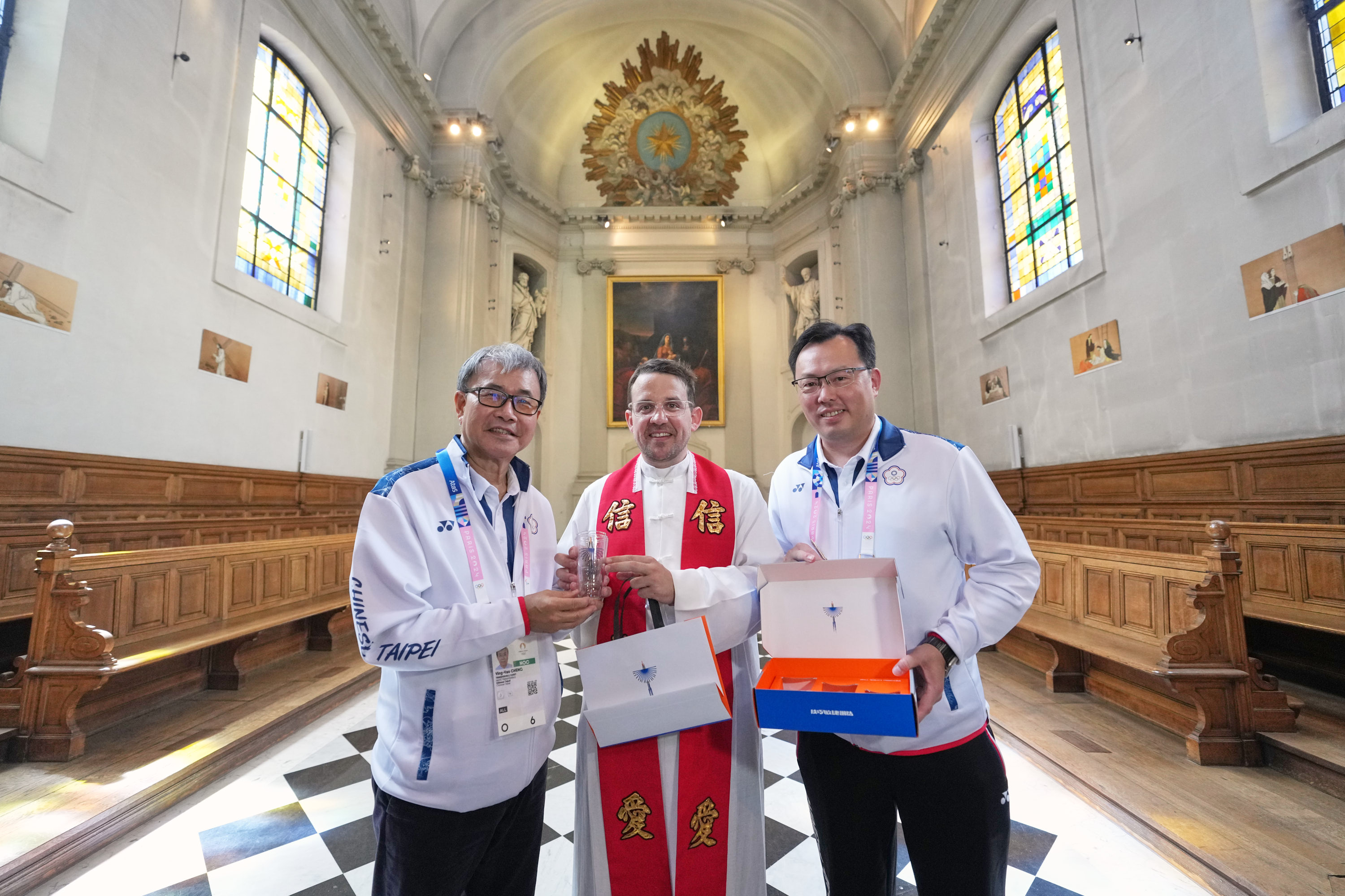 (圖)Minister of Education Cheng Ying-yao (left) presented a souvenir with the image of Taiwan, a Formosan blue magpie glass set, to Father Père Etienne Frécon (on right is Director-General of the SA Cheng Shih-chung).