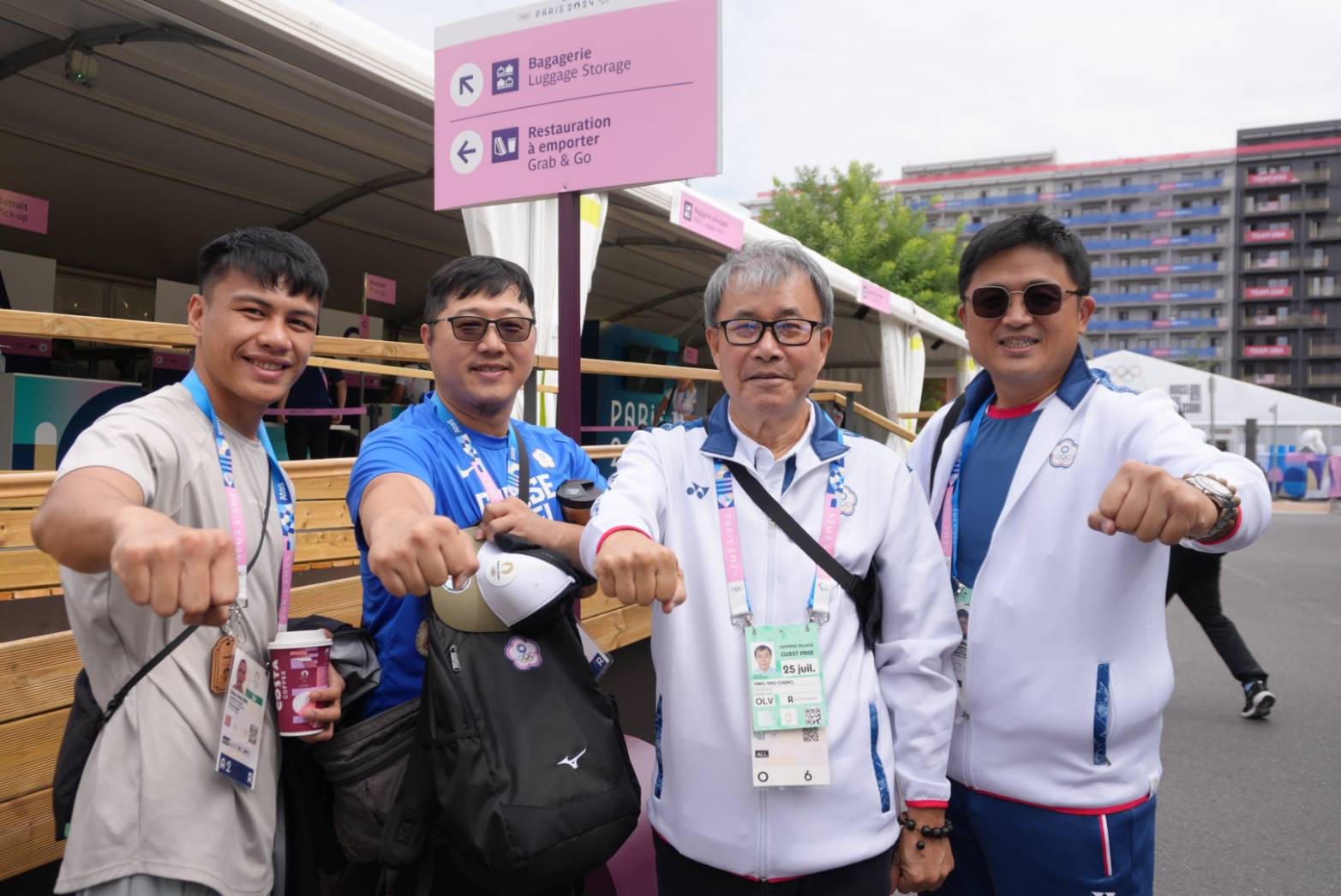 (圖)Minister of Education Cheng Ying-yao (2nd from right) and Chief Secretary Lin Po-chiao (right) took a group photo with boxer Kan Chia-wei (left) and boxing coach Liu Tsung-tai (2nd from left) and wished them success.