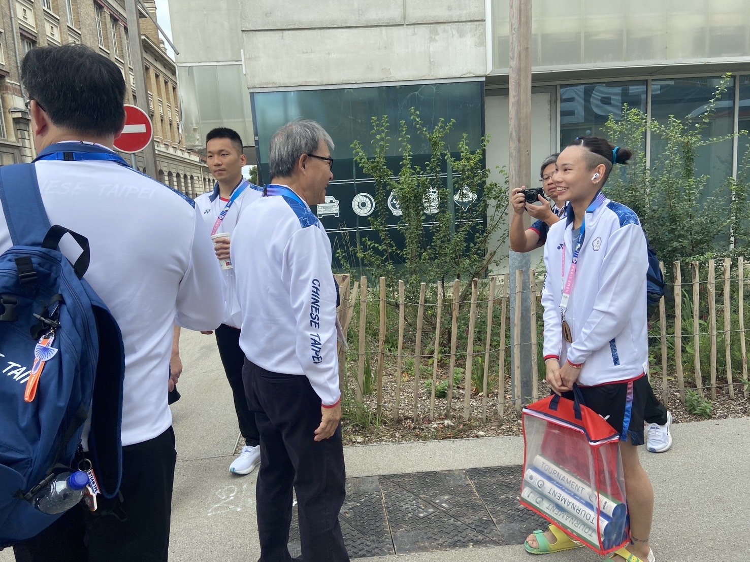 (圖)Minister of Education Cheng Ying-yao (middle) encourages Taiwanese badminton player Tai Tzu-ying (right).