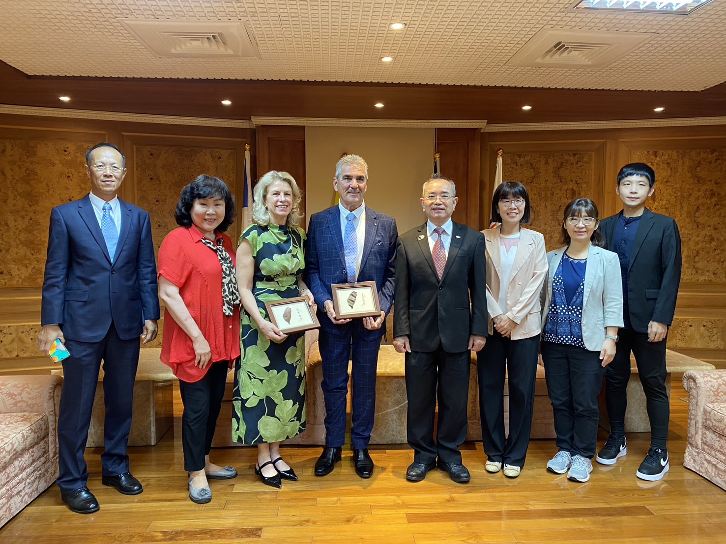 (圖)Two distinguished guests, Director of the International Paralympic Committee Robyn Smith (3rd from left) and President of the Oceania Paralympic Committee Paul Bird (4th from left), paid a visit to the SA and were received by Chief Secretary Lu Chung-jen (4th from right).