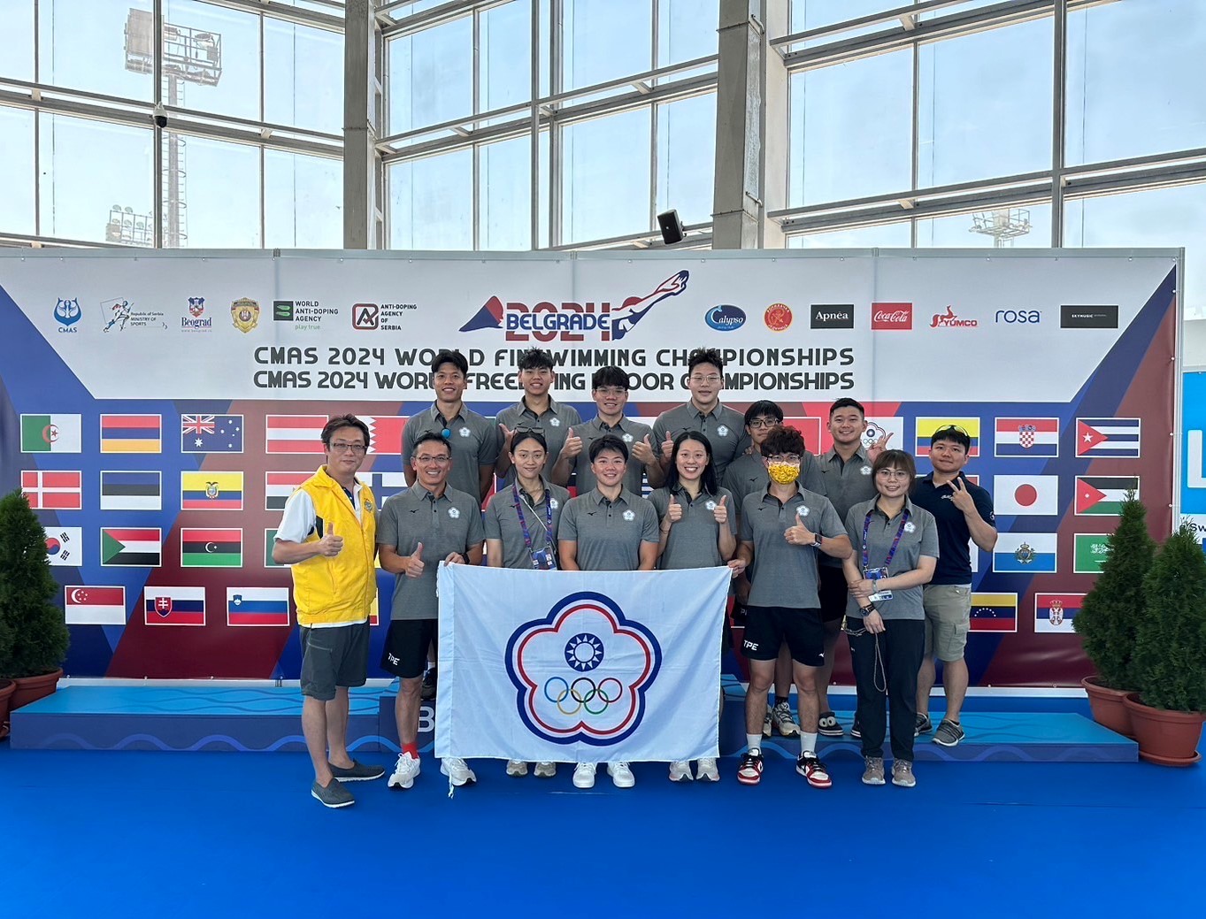 (圖)The Taiwanese fin swimming team won 1 gold and 1 silver at the CMAS World Finswimming Championship in Serbia. The team happily gathered for a group photo.