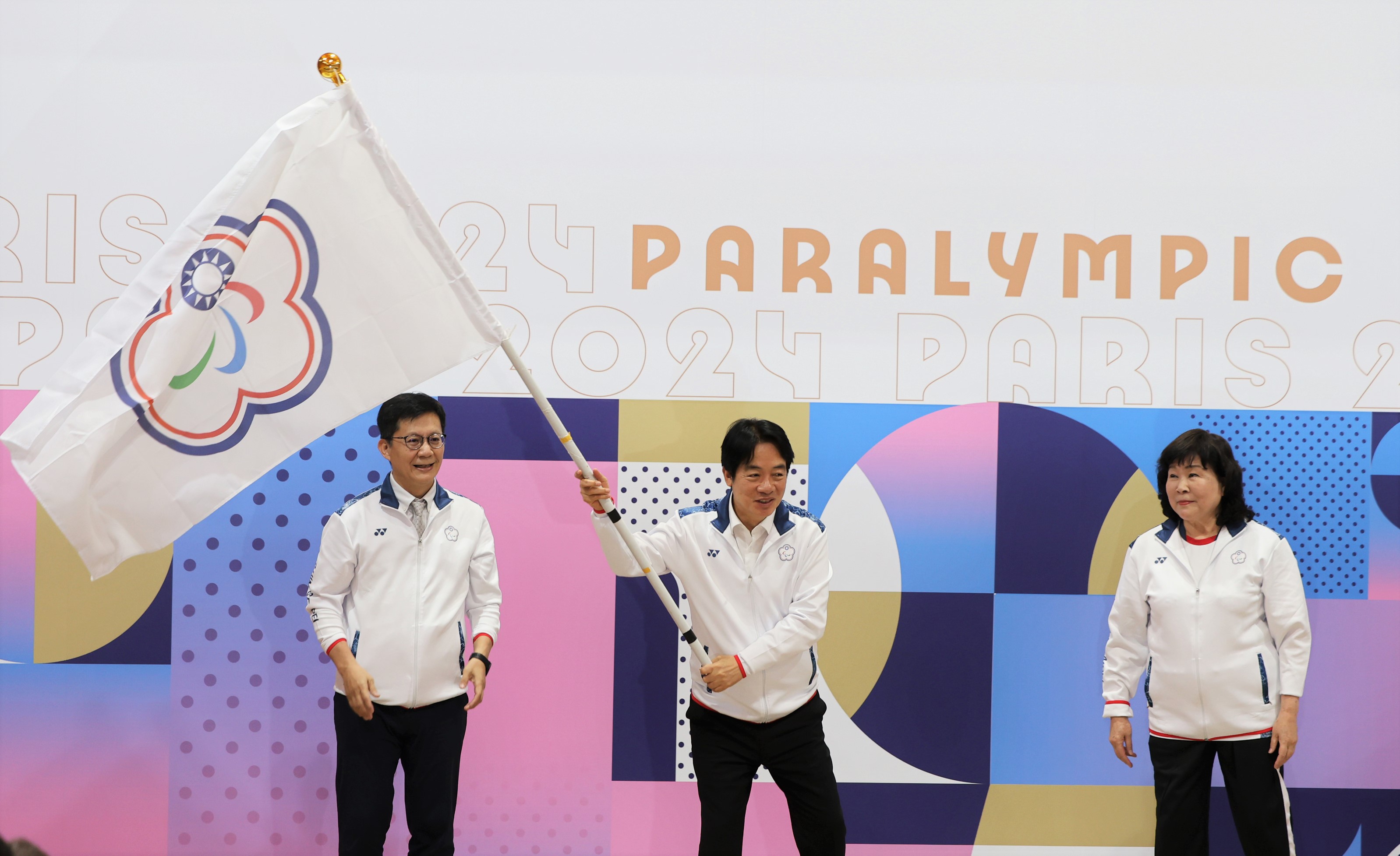 (圖)President Lai Ching-te (center) presented the flag to the Taiwan delegation for the Paris 2024 Paralympic Games, he expressed that both he and the people of Taiwan eagerly anticipate seeing the athletes showcase the results of their long-term training efforts.