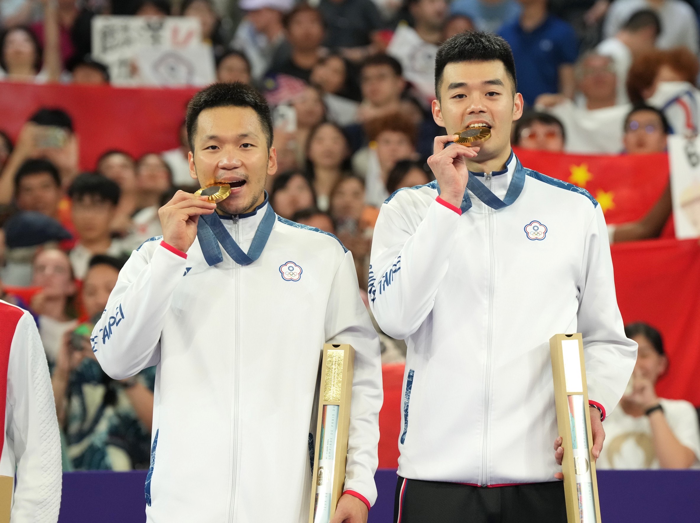 (圖)Taiwan's badminton men's doubles Lin-Yang team won the Paris Olympic gold medal.