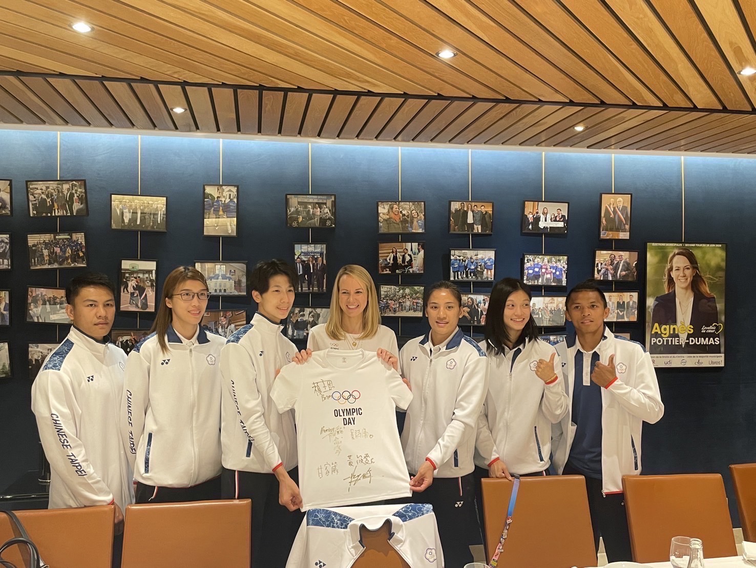 (圖)The Taiwan boxing team presented a signed t-shirt to the mayor of Levallois, Agnès POTTIER-DUMAS. (From left: Kan Chia-wei, Huang Hsiao-wen, Lin Yu-ting, Mayor Agnès POTTIER-DUMAS, Chen Nien-chin, Wu Shih-i, Lai Chu-en)