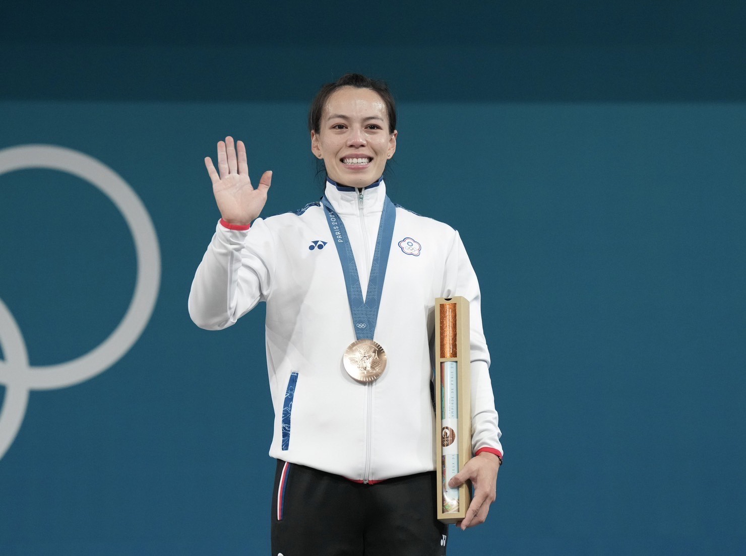(圖)Taiwan weightlifting “goddess” Kuo Hsing-chun won bronze medal at the Paris Olympics.