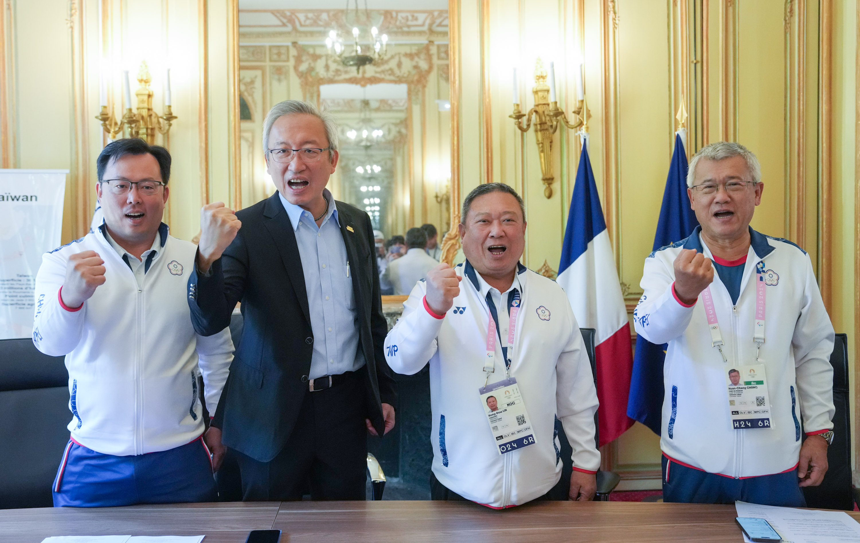(圖)Director-General of the Sports Administration Cheng Shih-chung, Ambassador Francois Wu Chih-chung of the Taipei Representative Office in France, President of the Chinese Taipei Olympic Games Lin Hong-dow, and Chefs de Mission Chang Huan-chen (left to right) called on people across Taiwan to cheer for Lin Yu-ting.