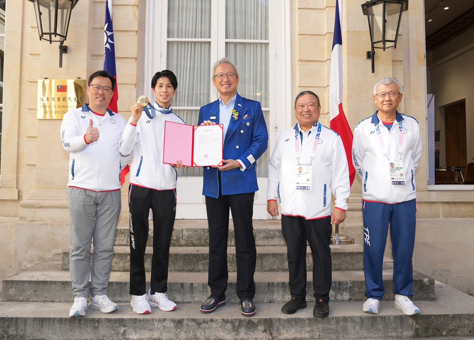 (圖)Lin Yu-ting bravely won the boxing gold medal despite the difficulties. Ambassador Francois Wu Chih-chung of the Taipei Representative Office in France conveyed the presidential congratulatory message to her.