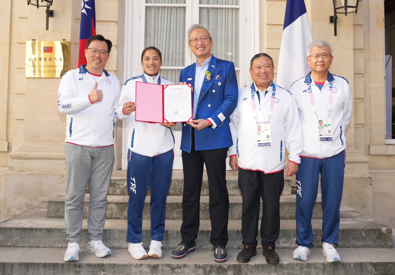(圖)Taiwanese boxer Chen Nien-chin (2nd from left) won the bronze medal at the Paris Olympics. Ambassador Francois Wu Chih-chung of the Taipei Representative Office in France conveyed a congratulatory message to her on behalf of President Lai Ching-te (left, Director-General of the Sports Administration Cheng Shih-chung, 2nd from right, Delegation Leader Lin Hong-dow, right, Chefs de Mission Chang Huan-chen)