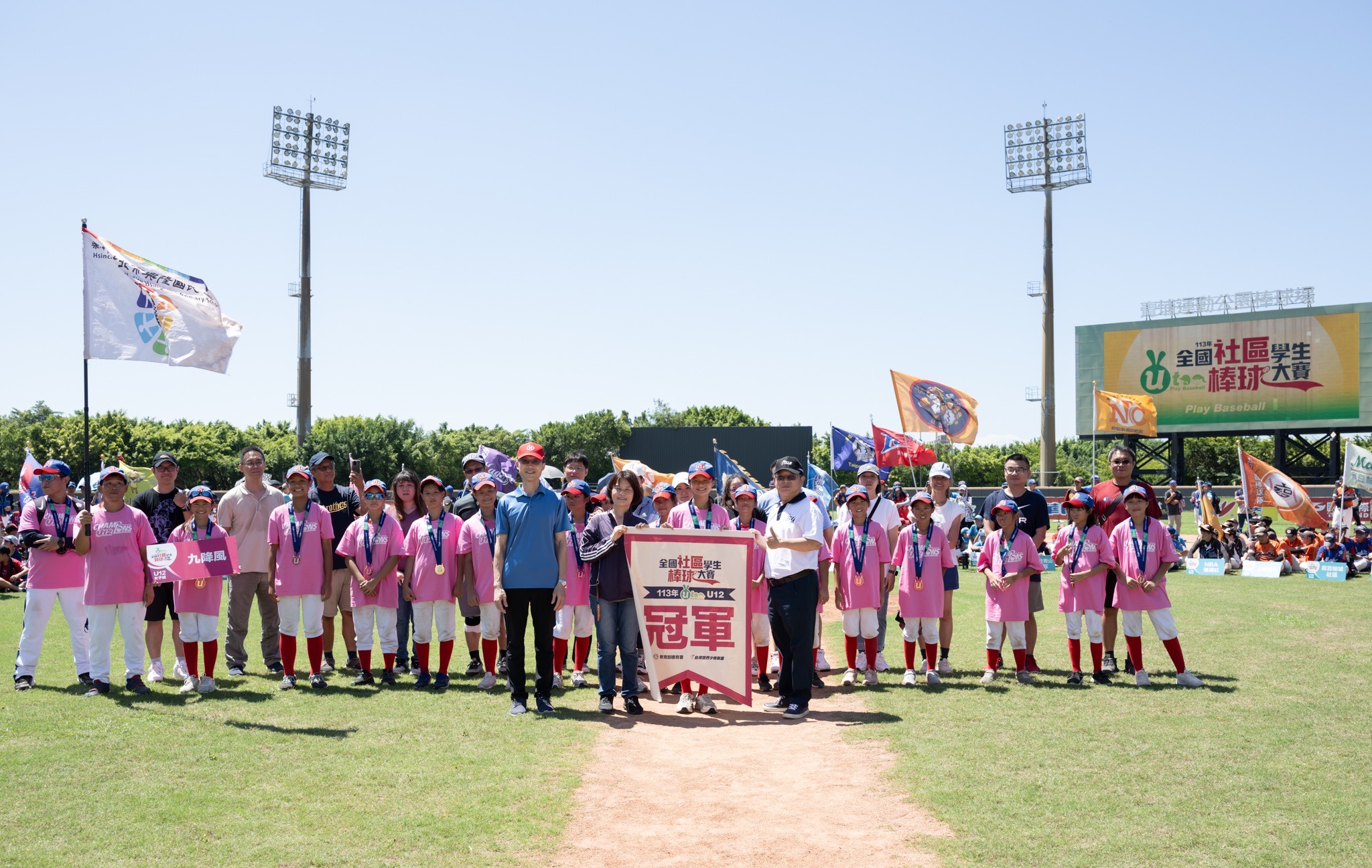 (圖)The U12 girls’ division of the National Community Student Baseball Tournament crowned its champion : Hsinchu Jiujiangfeng. The team captain accepted the championship banner on behalf of the team.