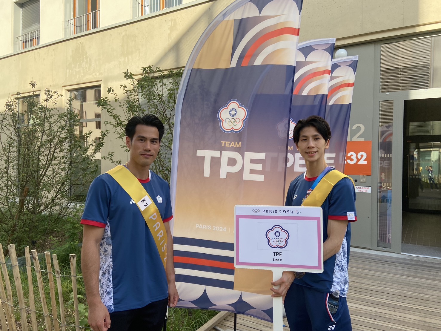 (圖)Sprinter Yang Chun-han and boxer Lin Yu-ting served as male and female flag bearers, respectively.