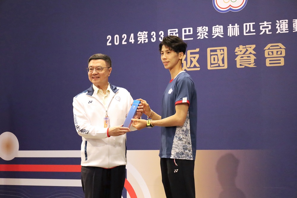 (圖)Premier Cho Jung-tai (right) presented gifts of Swatch watches to members of the delegation, and boxing gold medalist Lin Yu-ting received the gift on behalf of the delegation.