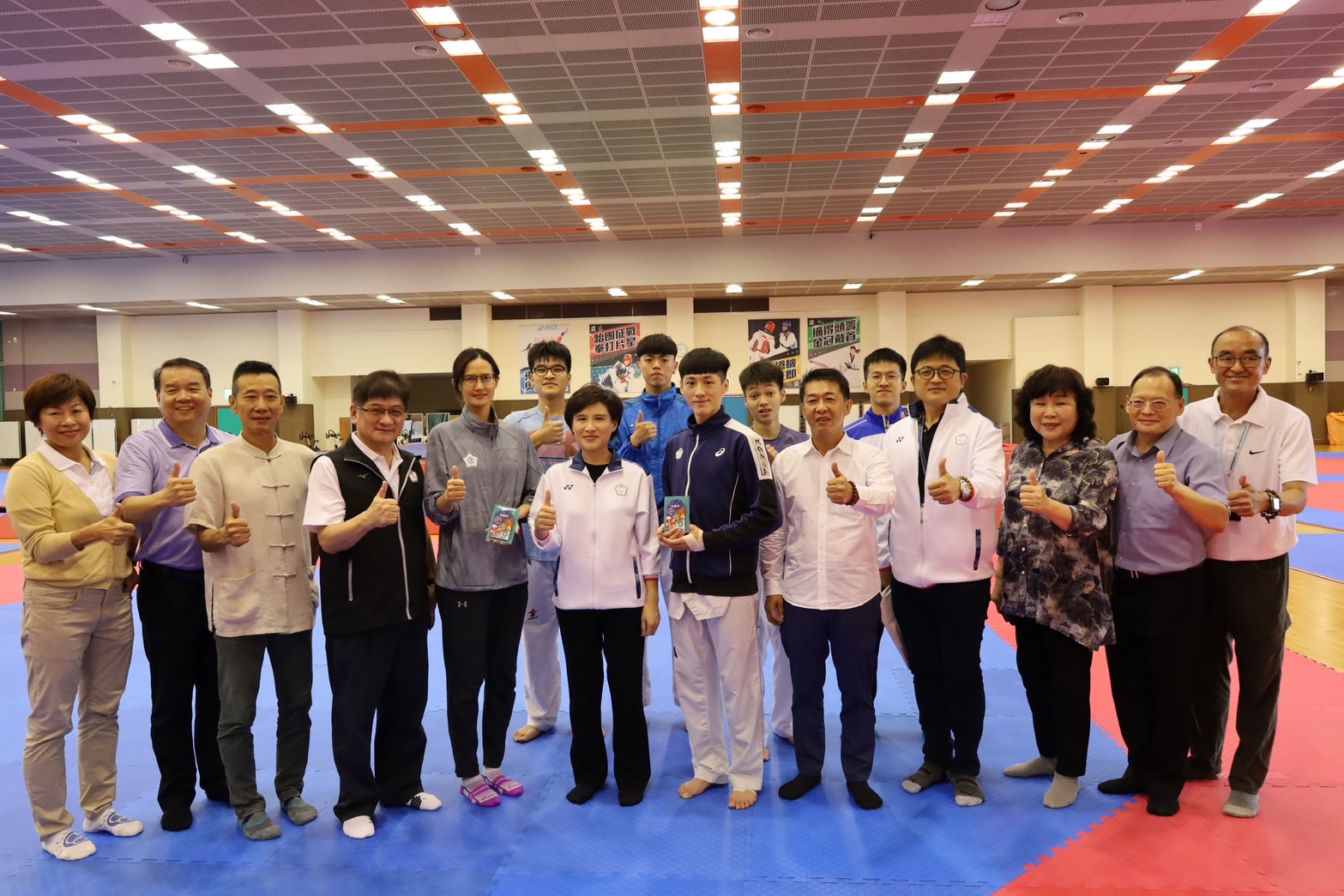 (圖)Vice Premier Cheng Li-chuin called on the Taiwanese people to continue to support and applaud Taiwan’s Paralympic athletes as they strive to win in Paris. (4th from the left is Deputy Director-General of the Sports Administration Hung Chih-chang, 6th from the left is Vice Premier Cheng Li Chuin, 7th from the left is Taekwondo athlete Hsiao Hsiang-wen, 3rd from the right is Chinese Taipei Paralympic Committee President Mu Min-chu)