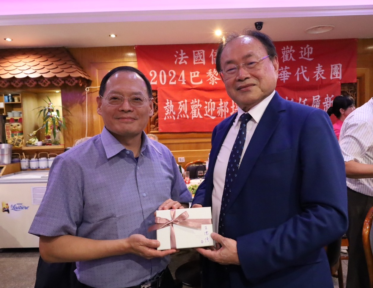(圖)Director Lu Hung-ching (left) of the Sports for All Division of the SA presented a gift to honorary president of The World Taiwanese Chambers of Commerce Tsai Kuo-tai in gratitude for his long-term support for and encouragement of Taiwan’s Paralympic delegation.