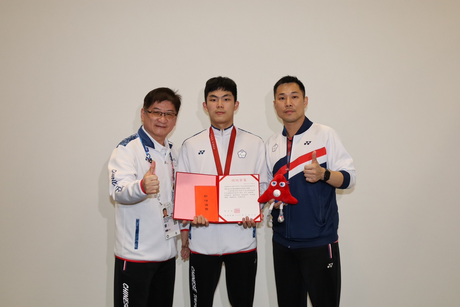 (圖)Deputy Director-General of the SA Hung Chih-chang (left) presented the presidential congratulatory message and instant bonus to congratulate table tennis player Chen Po-yen for his outstanding performance.