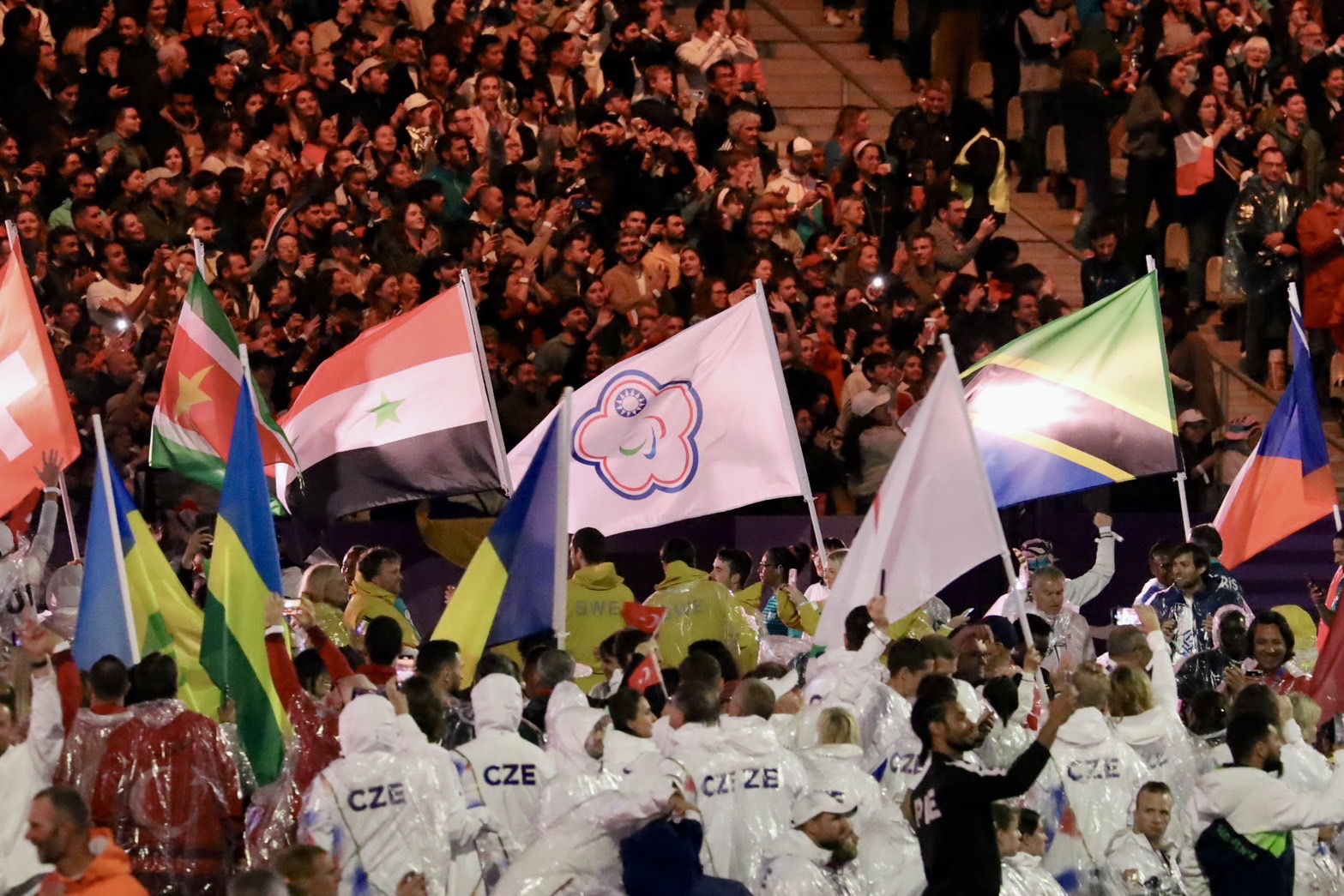(圖)The Paris Paralympic Games came to a successful conclusion. Taiwan’s table tennis players Tian Shiau-wen and Chen Po-yen served as flag bearers at the closing ceremony.
