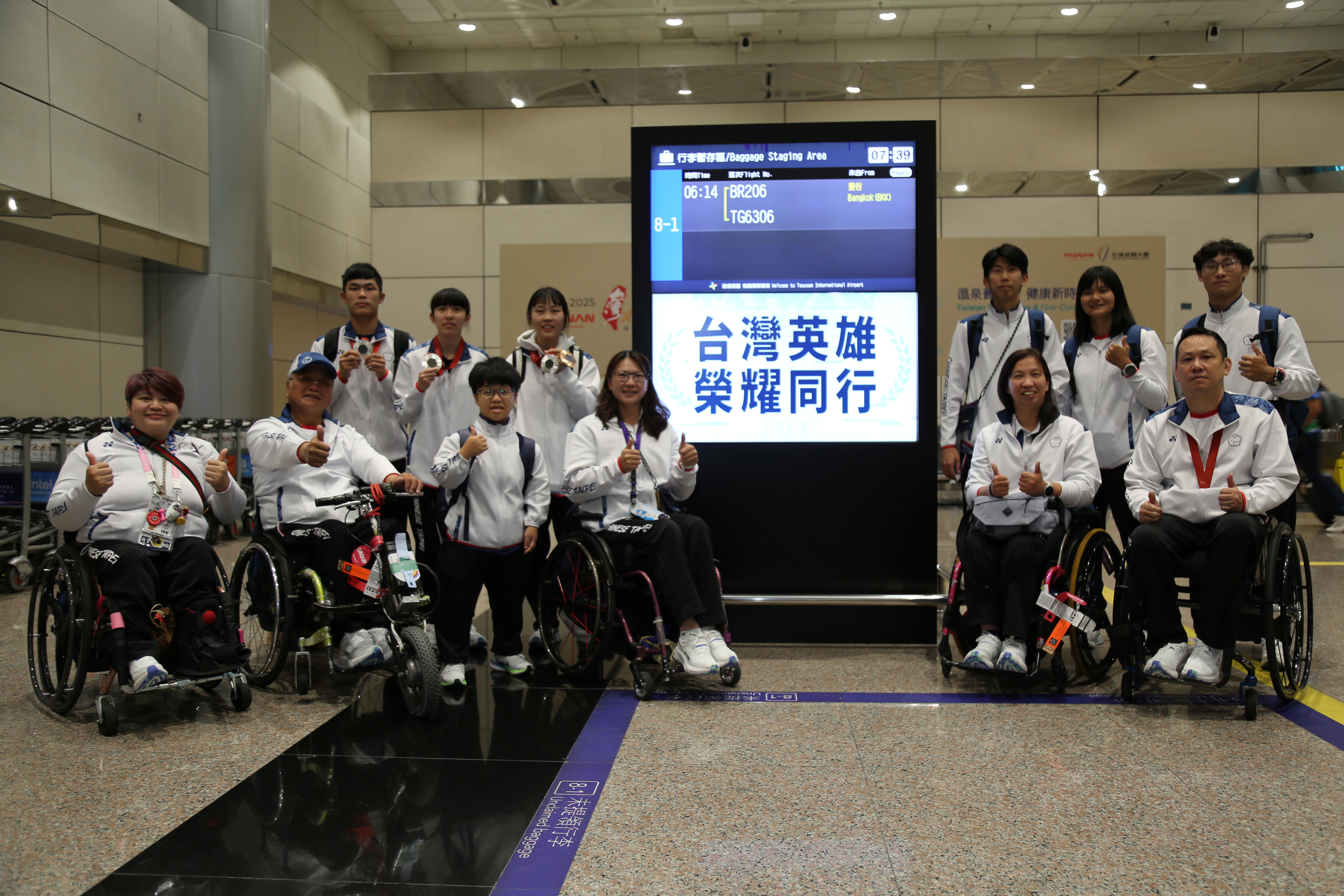 (圖)Taiwan’s Paris Paralympic Games athletes returned home in the early morning of September 10 and took a group photo.