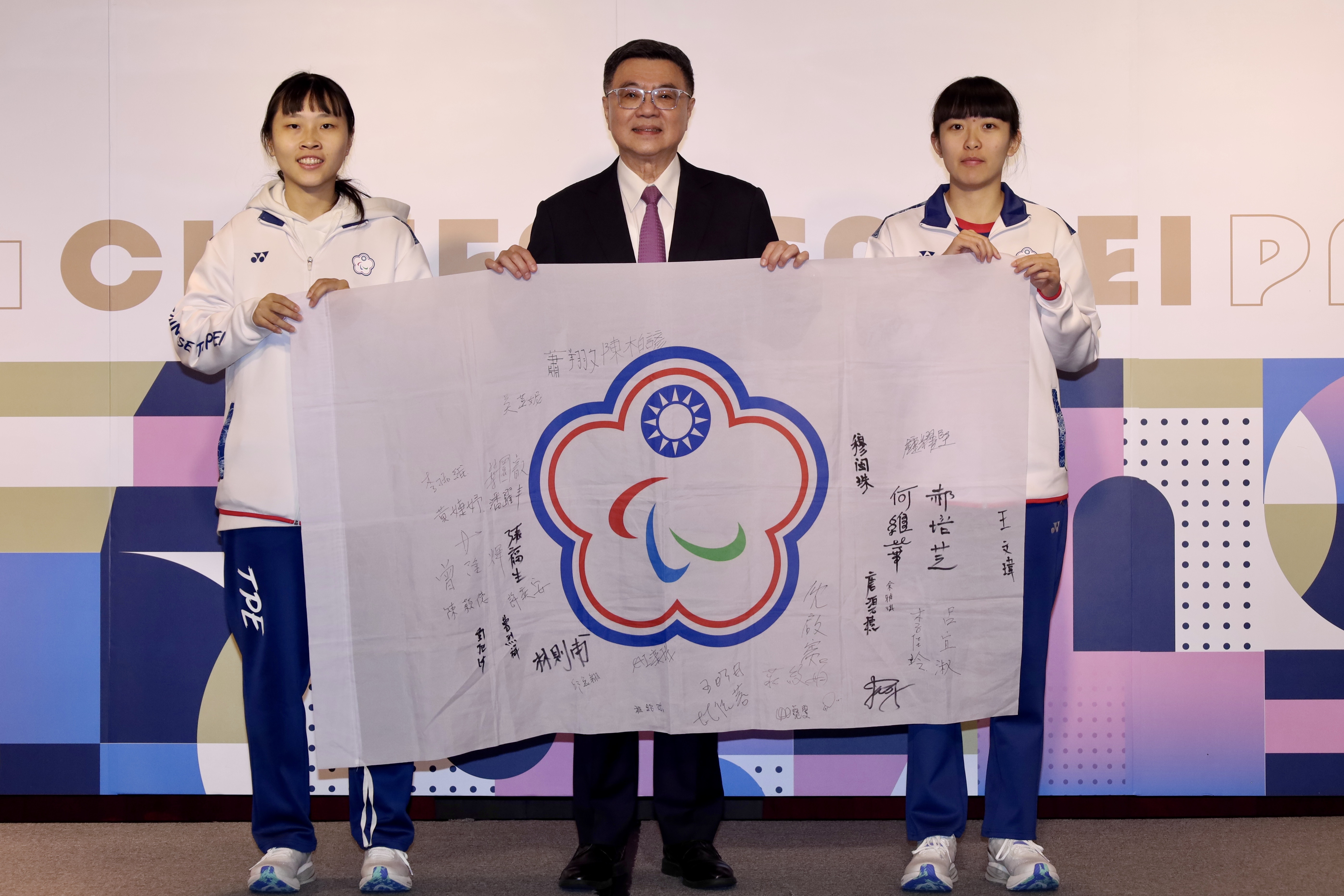 (圖)Taiwan’s women’s doubles gold medalist table tennis player Tian Shiau-wen (left) and Lin Tzu-yu (right) presented a signed delegation flag to Premier Cho Jung-tai on behalf of the delegation.