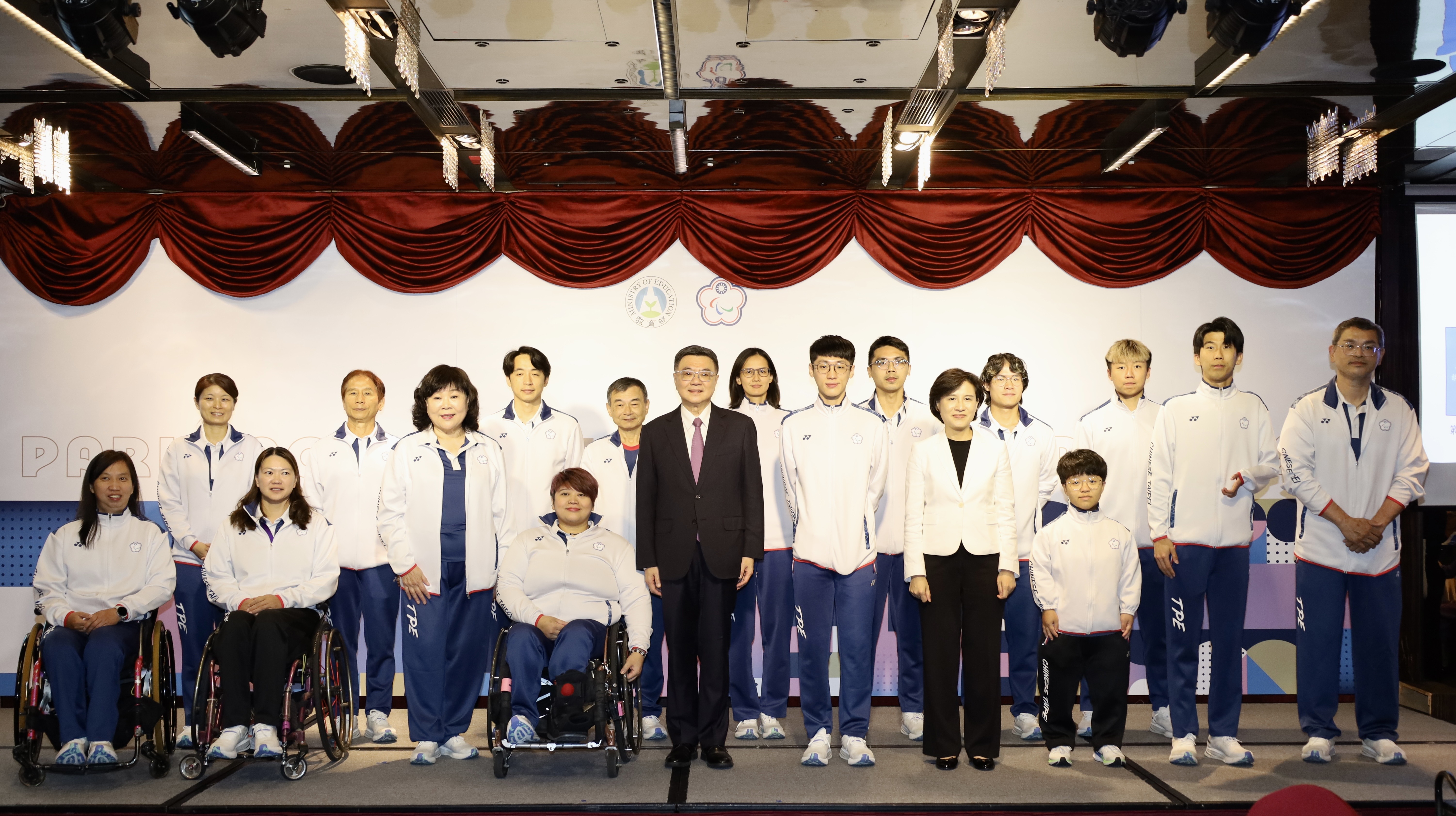 (圖)Premier Cho Jung-tai (middle), Vice Premier Cheng Li-chuin (front row, 2nd from right), and President Mu Min-chu of the Chinese Taipei Paralympic Committee (3rd from left, front row) took a group photo with the athletes of the Paris Paralympics delegation.