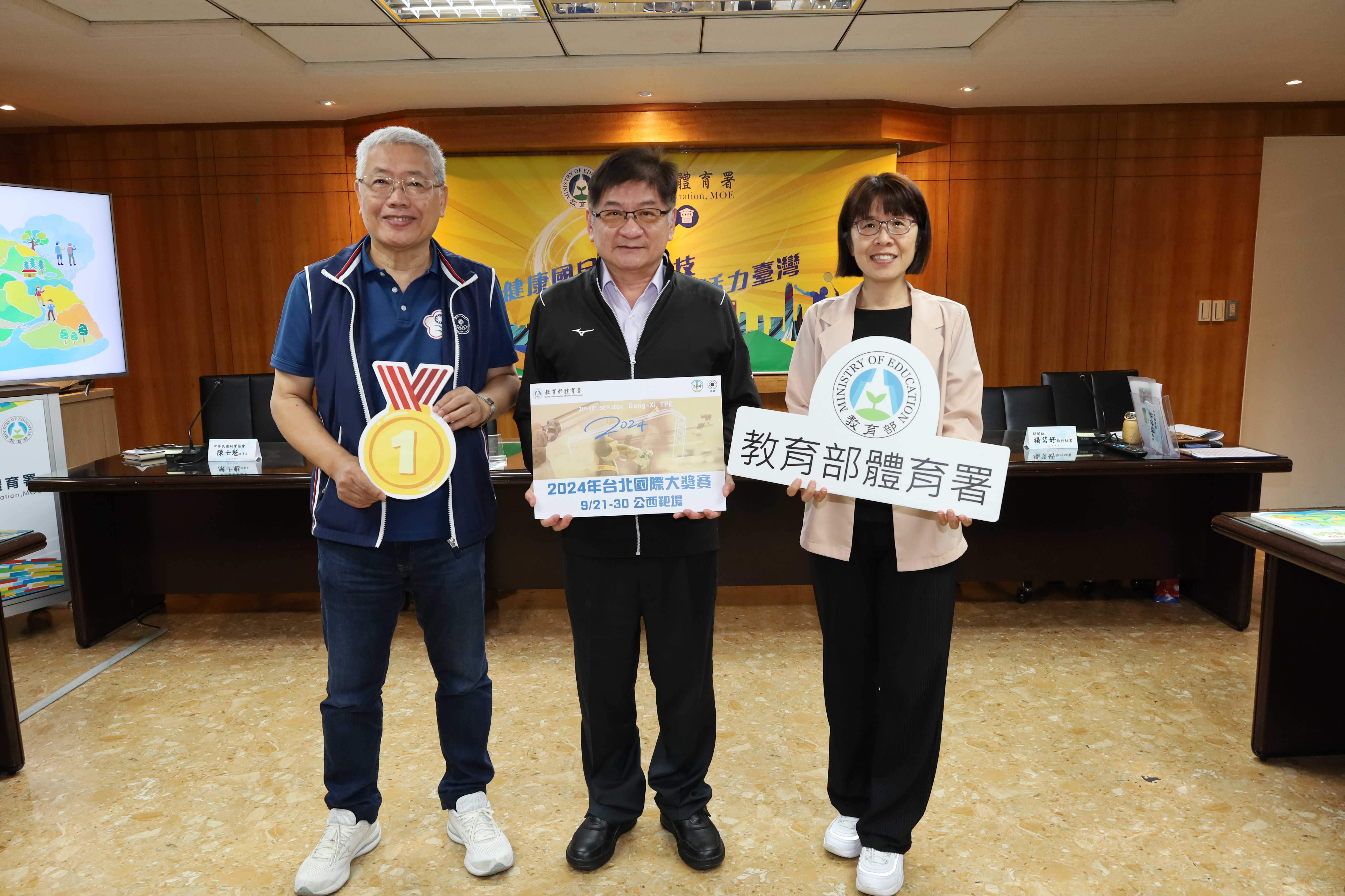 (圖)The Taipei International Grand Prix is the top event after the World Championships and World Cup. It is also the first time it is held in Taiwan. Li Meng-yuan, who just won the bronze medal in men's Skeet at the 2024 Paris Olympics, will also compete. (From left, President of the Chinese Taipei Shooting Association Chen Shi-kui, Deputy Director-General of the SA Hung Chih-chang, and Director of the International and Cross-Strait Sports Division Maggie Hsu)