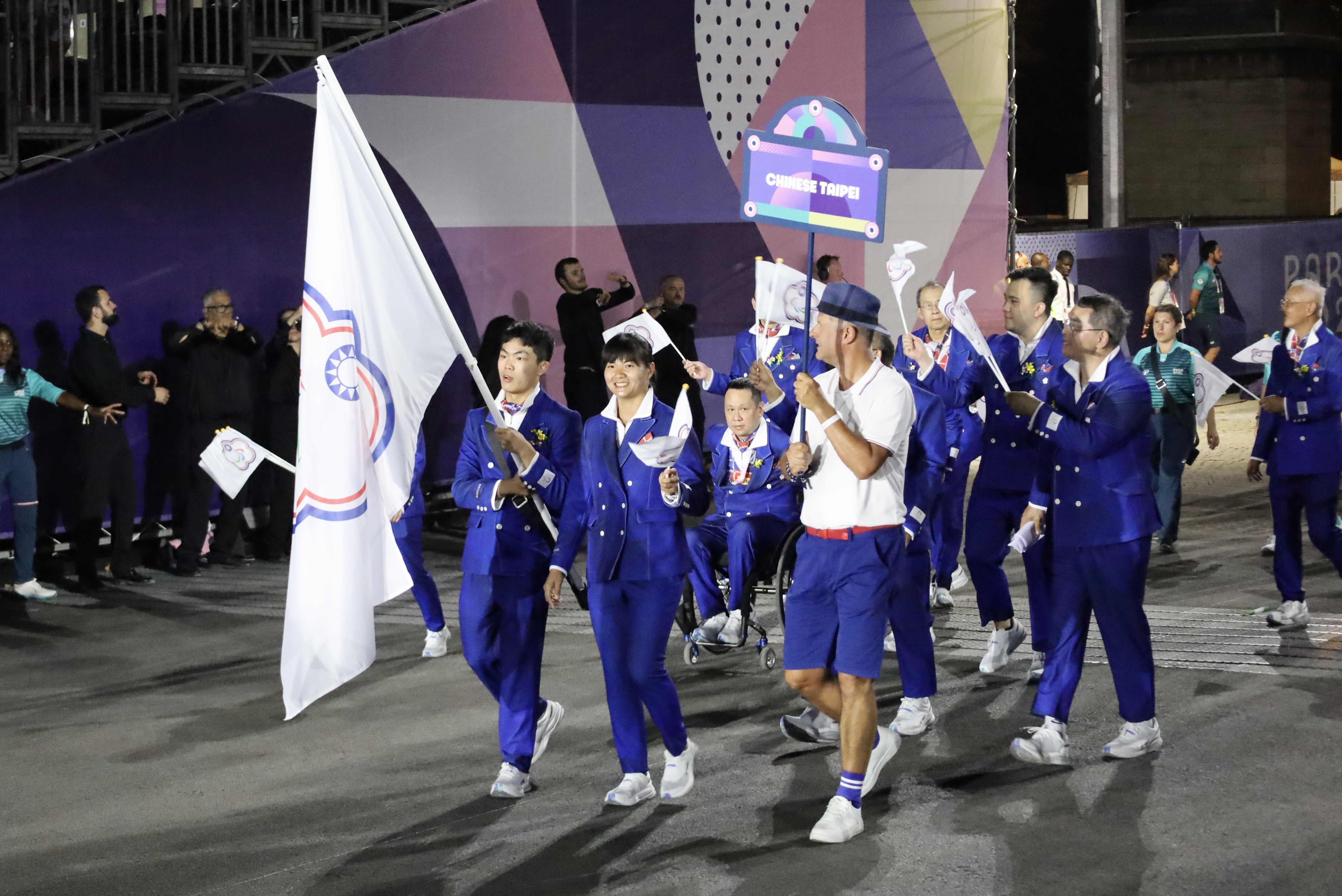 (圖)Taiwan’s Paralympics delegation enters the stadium, with track and field athlete Liu Ya-ting and table tennis player Chen Po-yen as flagbearers leading the way.