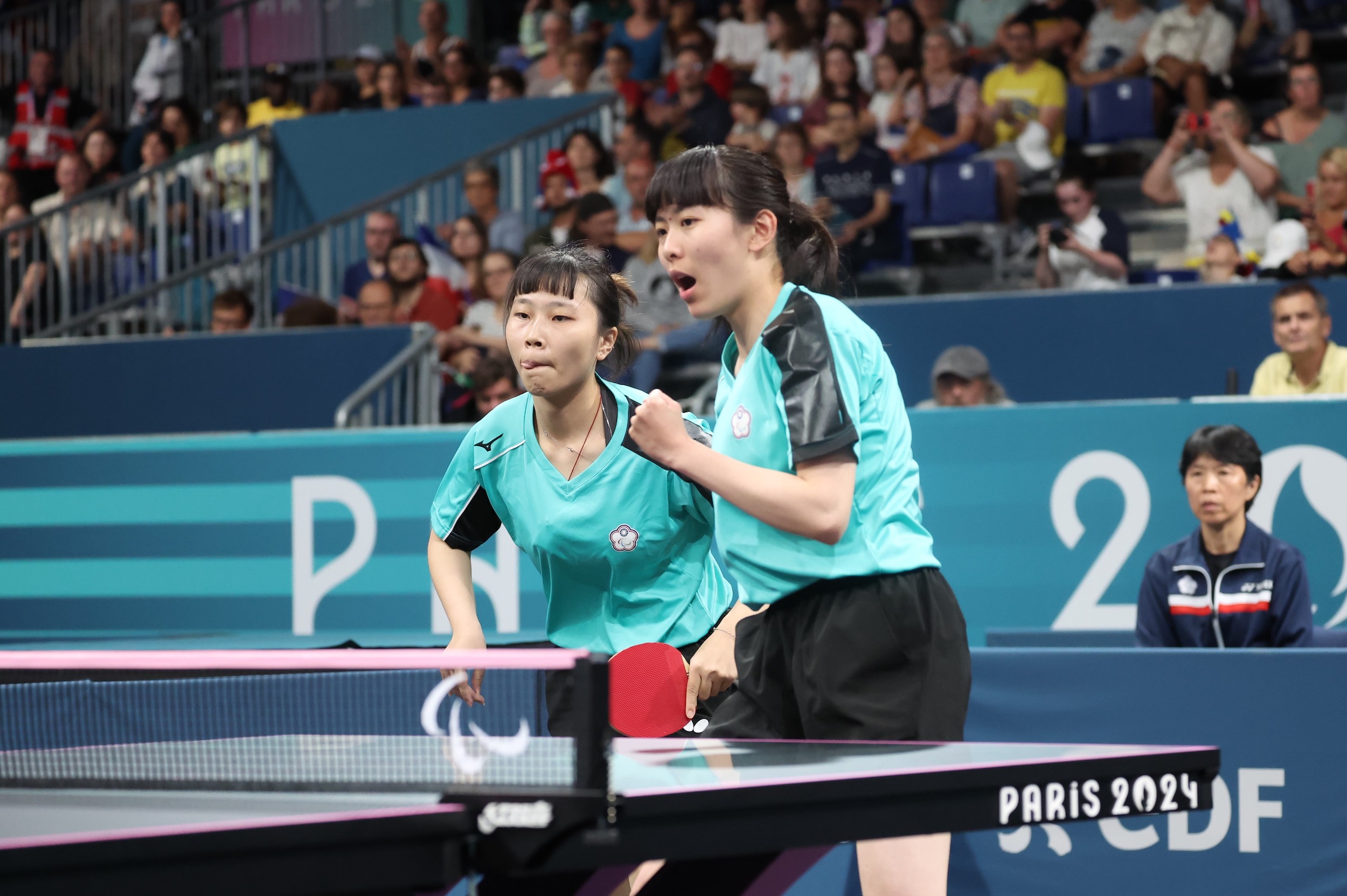 (圖)Female table tennis players Tian Shiau-wen (left) and Lin Tzu-yu (right) reached the semi-finals of the women's doubles, ensuring another medal for Taiwan.