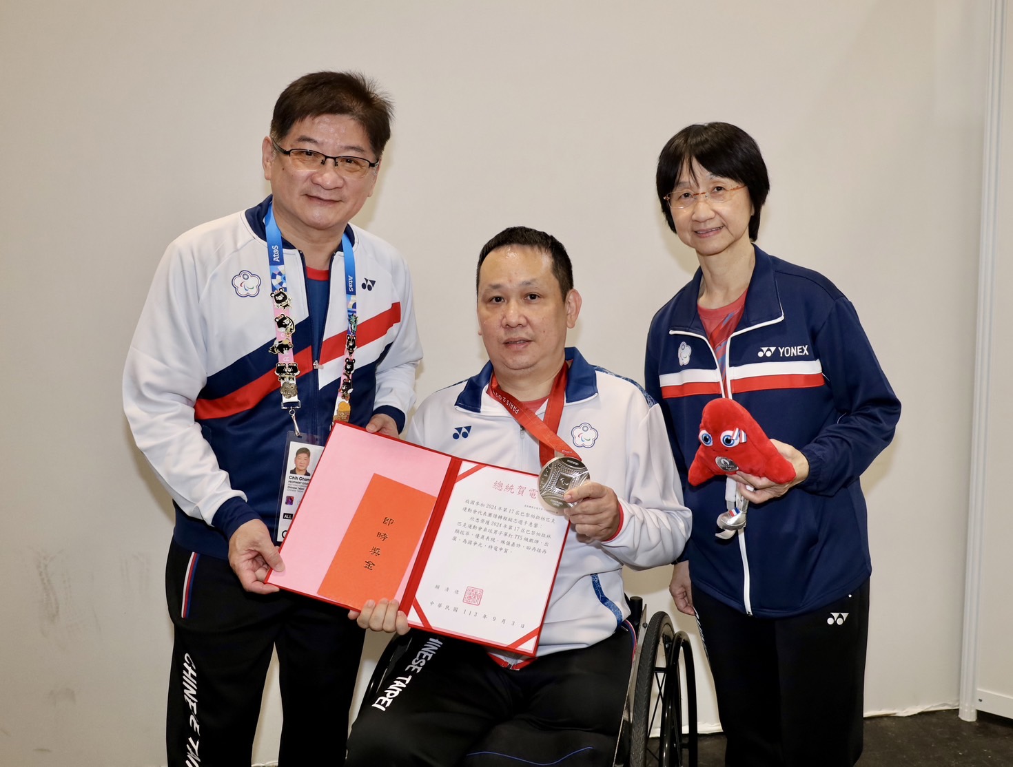 (圖)Hung Chih-chang, deputy director-General of the SA, presented the presidential congratulatory message and instant bonus.