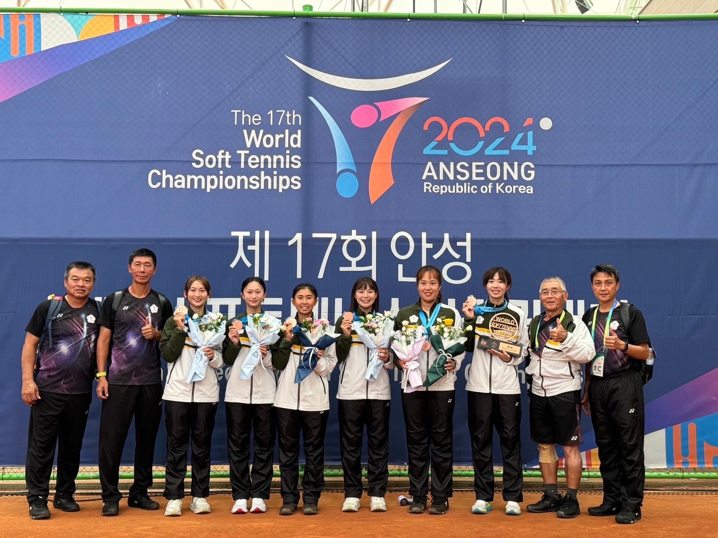 (圖)Hsu Chiao-ying, Jiang Min-yu, Luo Shu-ting, Huang Shi-yuan, Gao Shi-ting, and Cheng Chu-ling (3rd from left) won the bronze medal in the women's team event of the 17th World Soft Tennis Championships and took a group photo.(provided by the Chinese Taipei Soft Tennis Association)