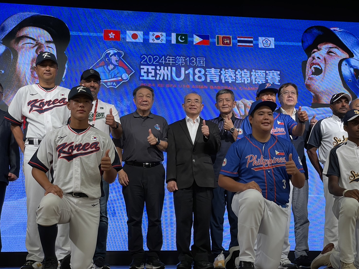 (圖)Chief Secretary Lu Chung-jen (4th from left, back row) attended the pre-event press conference of the 