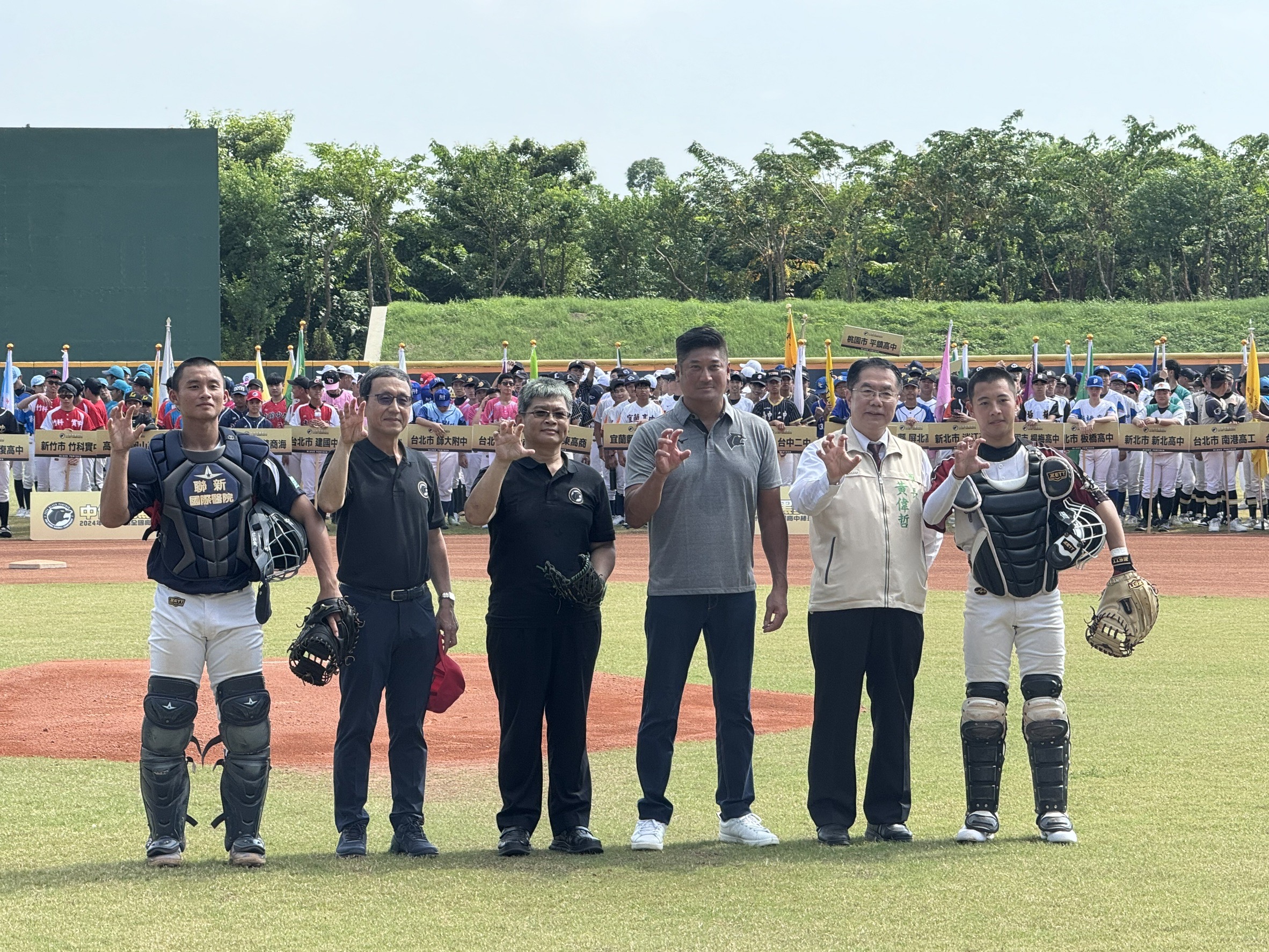 (圖)The 2024 12th CITIC Cup Black Panther High School Baseball Competition opened grandly at the Tainan Asia-Pacific International Baseball Stadium. (From left 3rd, SA Deputy Director-General Fang Jui-wen, Chinese Taipei Baseball Association Chairman Jeffrey Koo, Jr., Tainan Mayor Huang Wei-che)