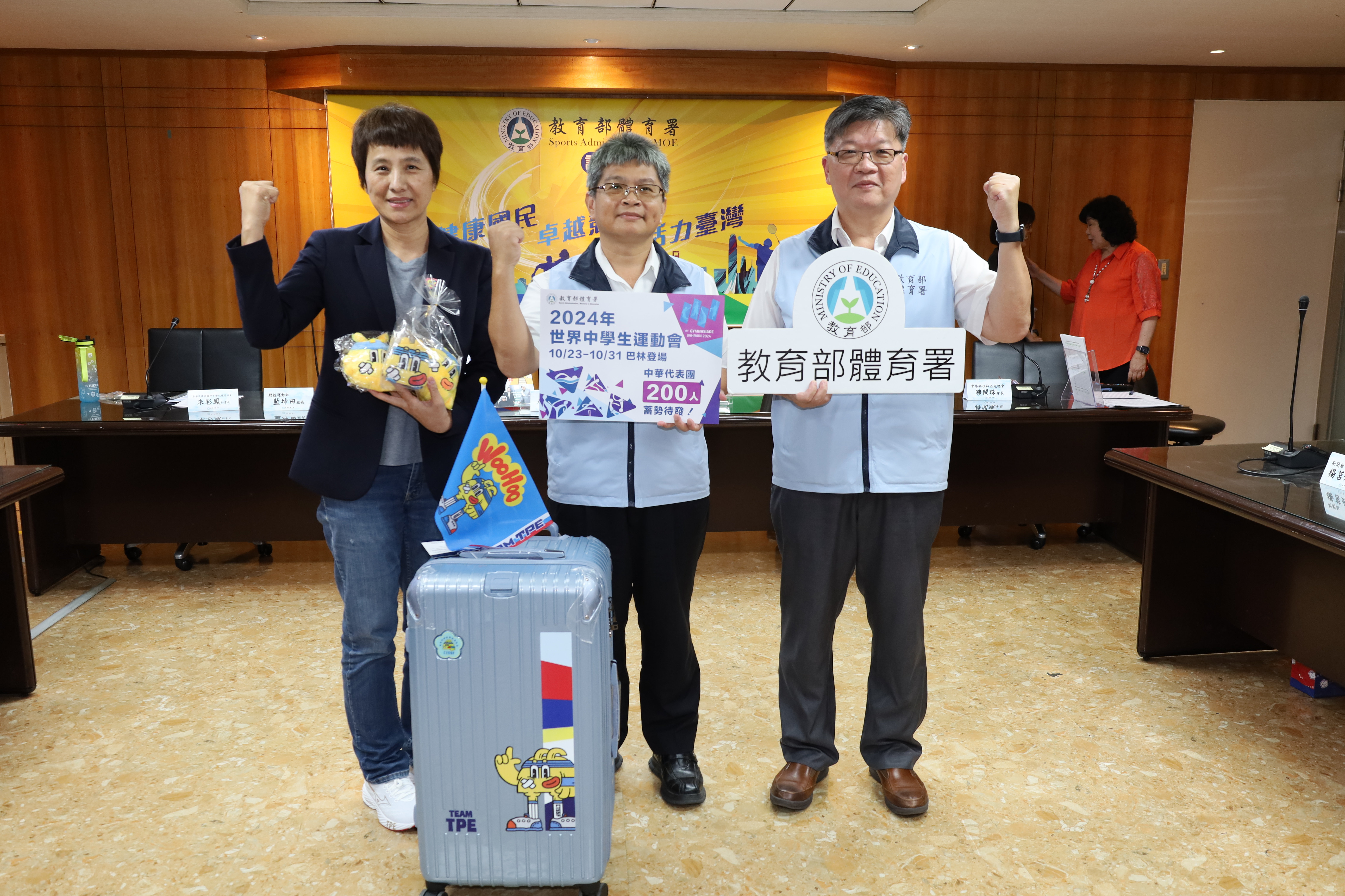 (圖)Taiwan has organized a delegation to participate in the ISF Gymnasiade - Bahrain 2024 and held participated in 19 competition sports, including Para track and field, Para badminton and Para swimming, providing more chances to appear on the international stages for Taiwan’s Para athletes. (From right, SA Director Lan Kun-tian of Competitive Sports Division, SA Deputy Director-General Fang Jui-wen, and Secretary-General Chu Tsai-feng of the Chinese Taipei School Sport Federation).