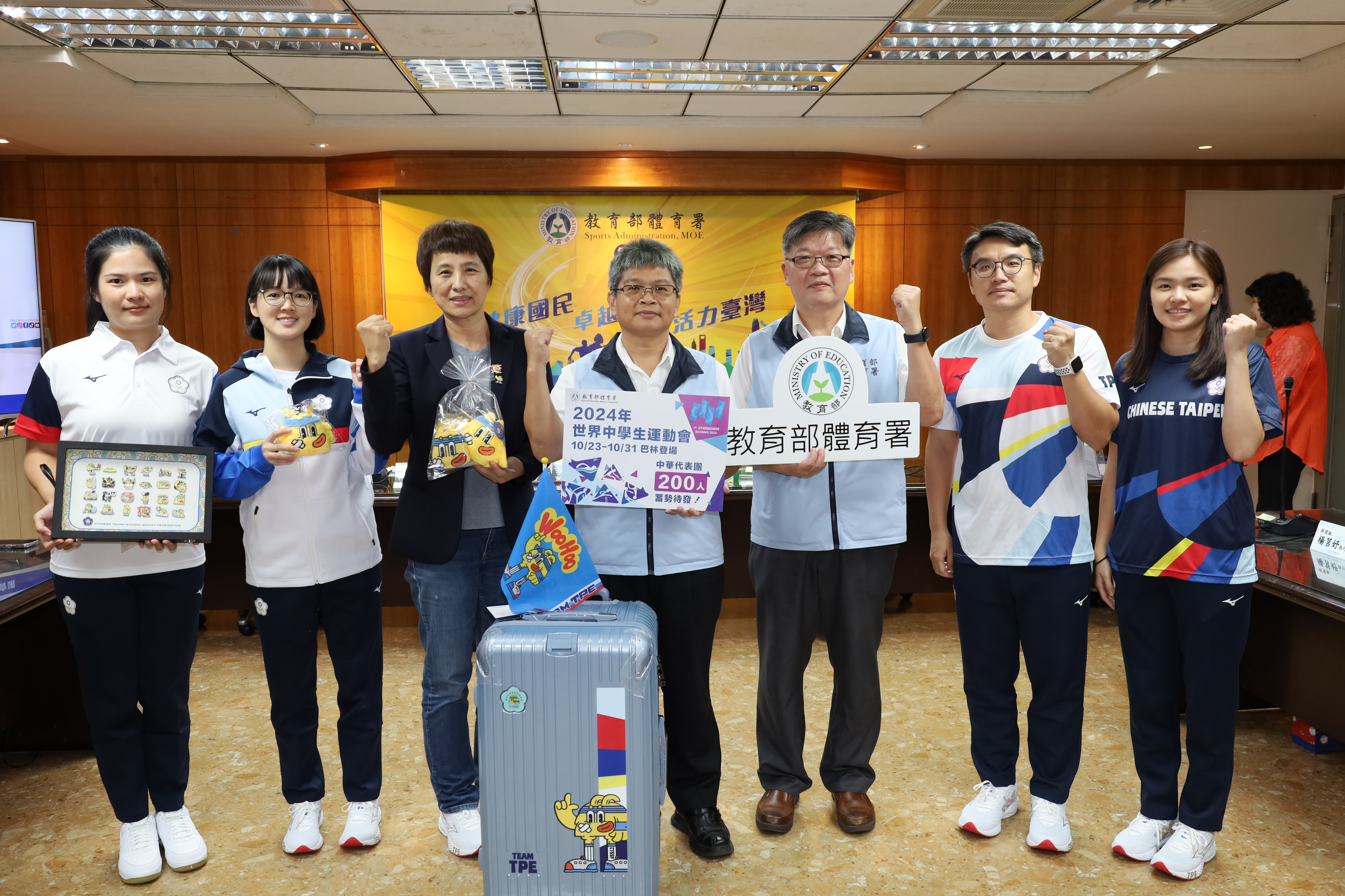 (圖)The Chinese Taipei School Sport Federation  organized a delegation for the ISF Gymnasiade - Bahrain 2024. Various mascot gifts have been designed for athletes to exchange during competitions and cultural activities to establish international friendship. (Secretary-General of the Chinese Taipei School Sport Federation Chu Tsai-feng, 3rd from left, SA Director Lan Kun-tian of Competitive Sports Division, 3rd from right, Deputy Director-General Fang Jui-wen, 4th from right)