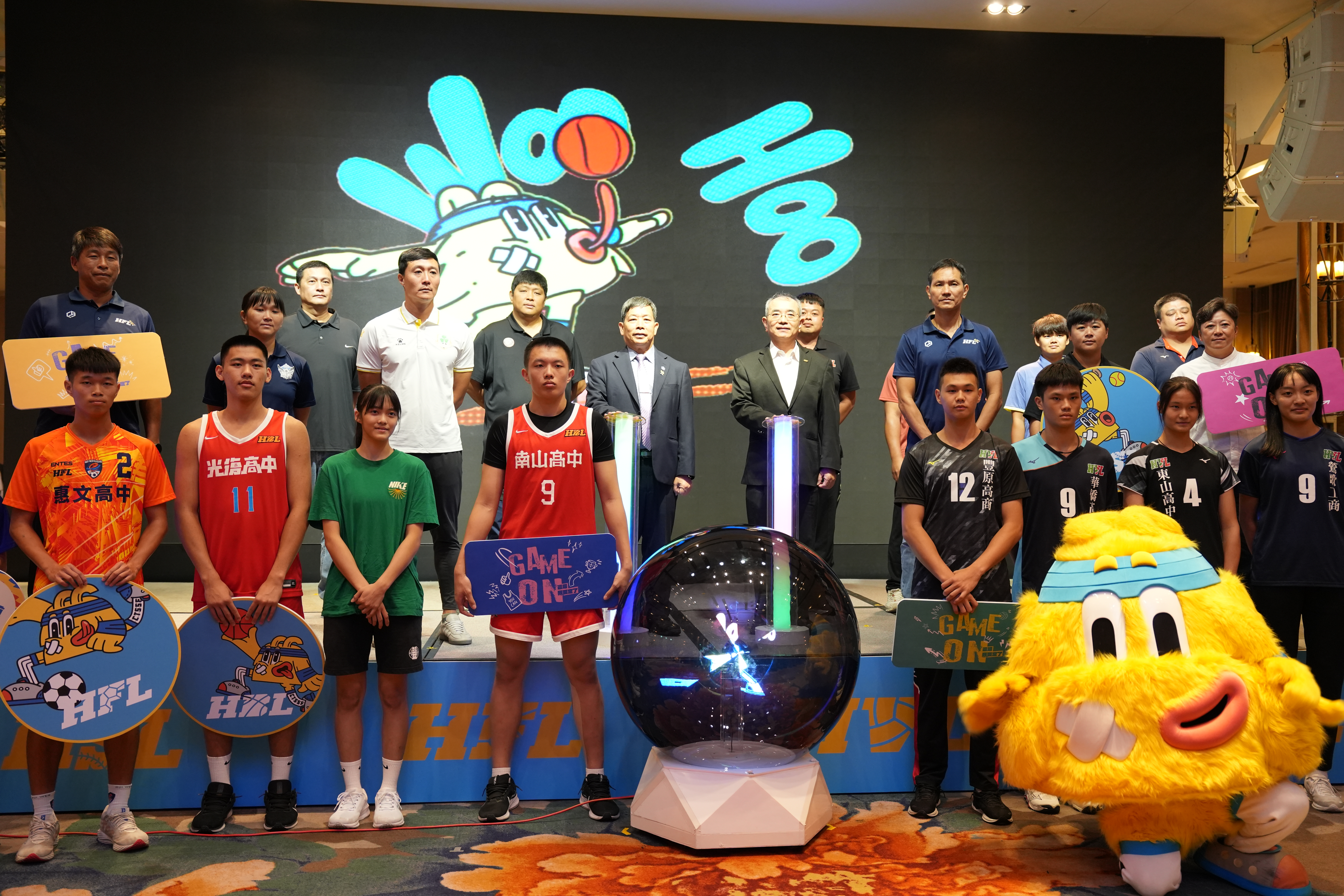 (圖)SA Chief Secretary Lu Chung-jen (4th from the right in the middle row), Hu Chien-feng, President of the Chinese Taipei School Sport Federation. (5th from the right in the middle row) and the players participating in the league jointly kicked off the event.