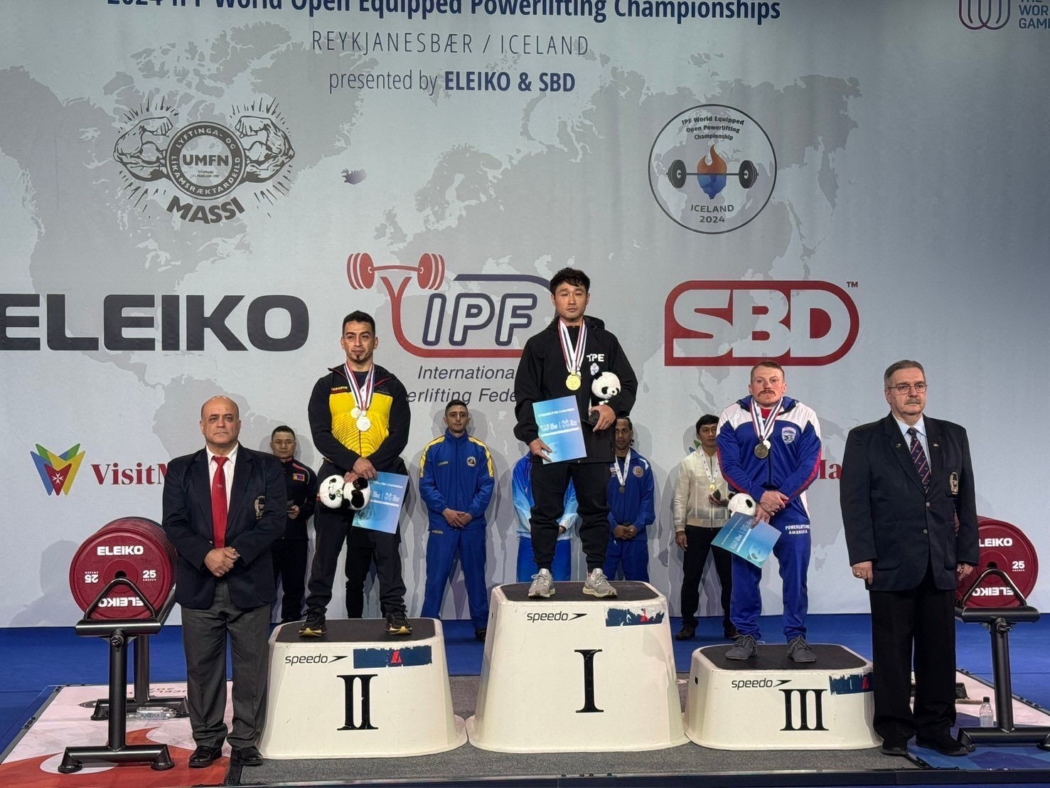 (圖)Taiwan powerlifter Lin Yi-jun participated in the 2024 IPF World Open Equipped Powerlifting Championships in Reykjavik, Iceland. He completed the event on November 11, local time, and won the men's 59kg bench press and total gold medals.