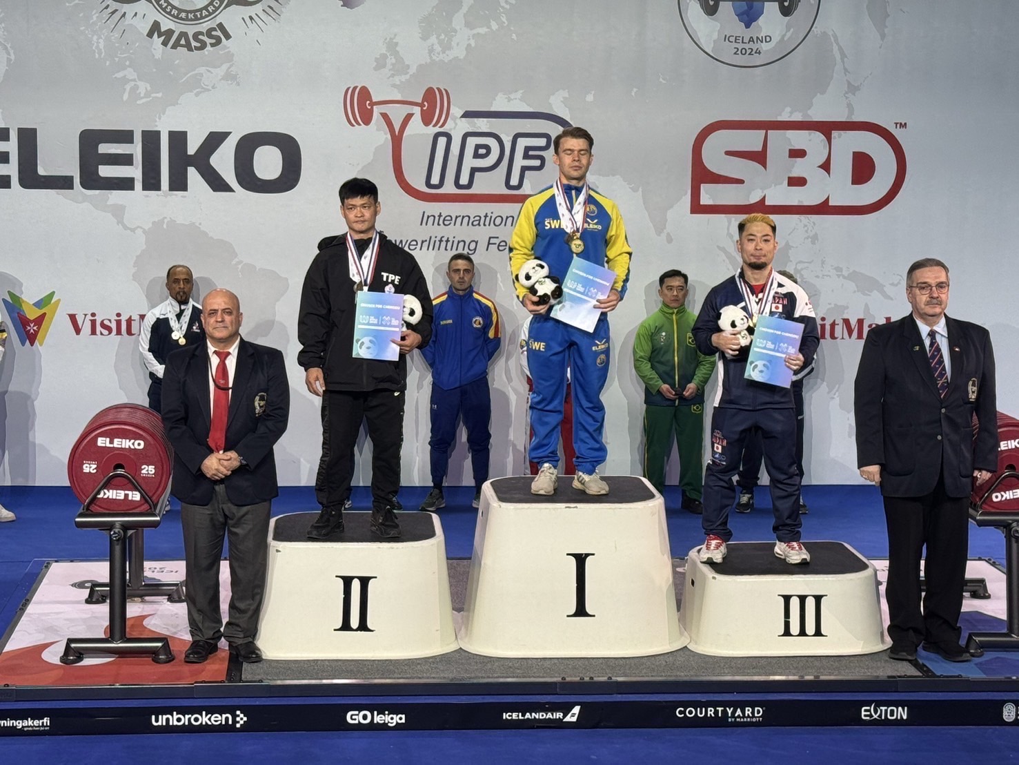 (圖)Taiwan’s 66kg powerlifter Hsieh Tsung-ting (front row, 2nd from left) won the silver medal in the bench press (210kg), deadlift bronze (290kg) and total silver medal (785kg) at the 2024 IPF World Open Equipped Powerlifting Championships.