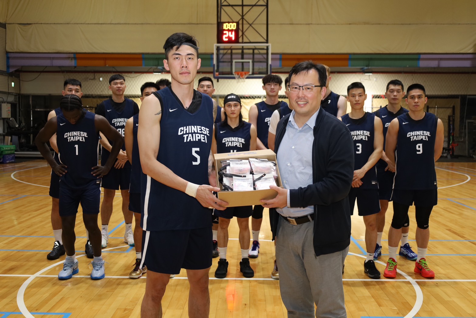 (圖)Director-General of the Sports Administration Cheng Shih-chung (front row, right) went to visit the Taiwan men's basketball national team today. Energy supplements for before, during and after games developed by the Taiwan Institute of Sports Science were given to all the players. Player representative Liu Cheng, who plays overseas, accepted them on behalf of the team (Front row, left).