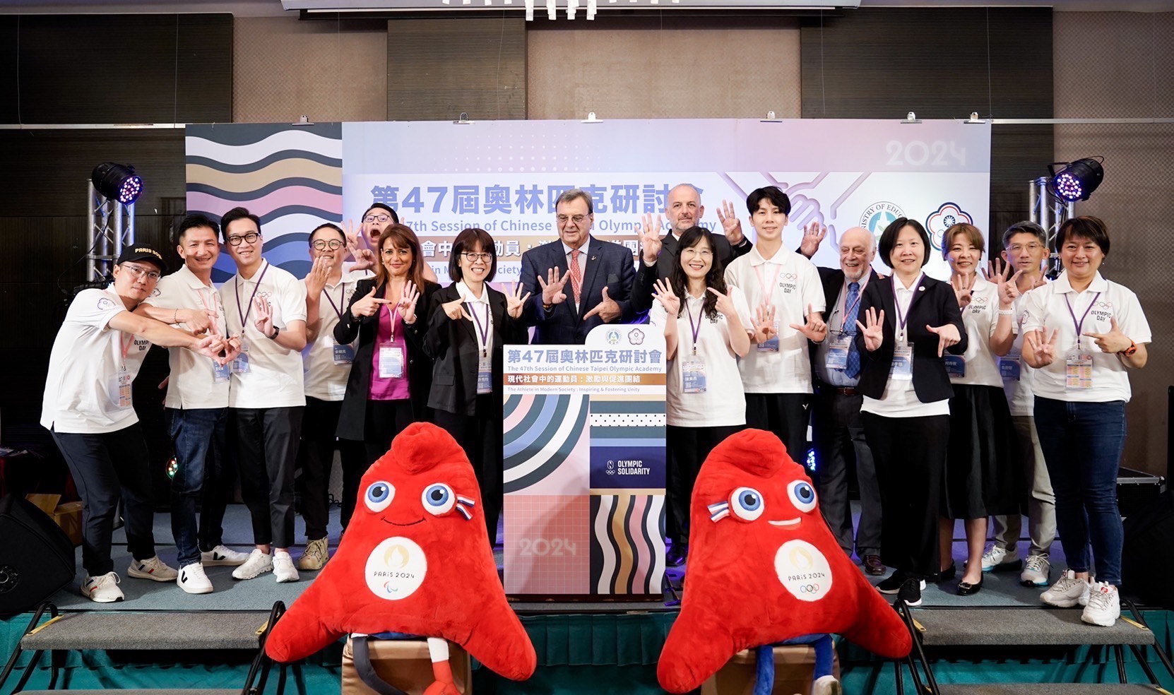 (圖)Hsu Hsiu-ling (7th from left), Director of the International and Cross-Strait Sports Division of the Sports Administration, attended the opening of the 